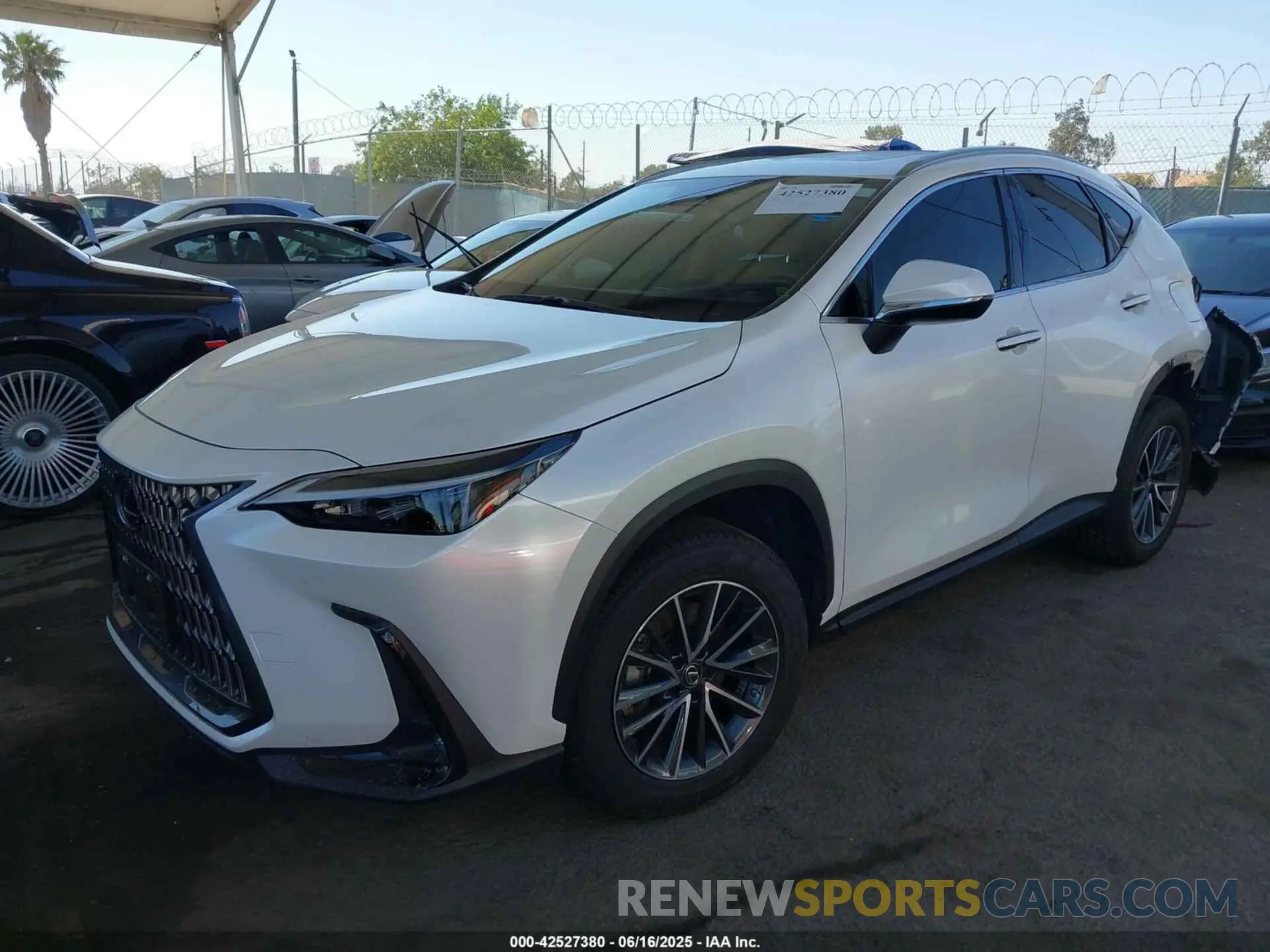 2 fotografías del automóvil dañado JTJAKCEZ4N5004616 LEXUS NX 350H 2022