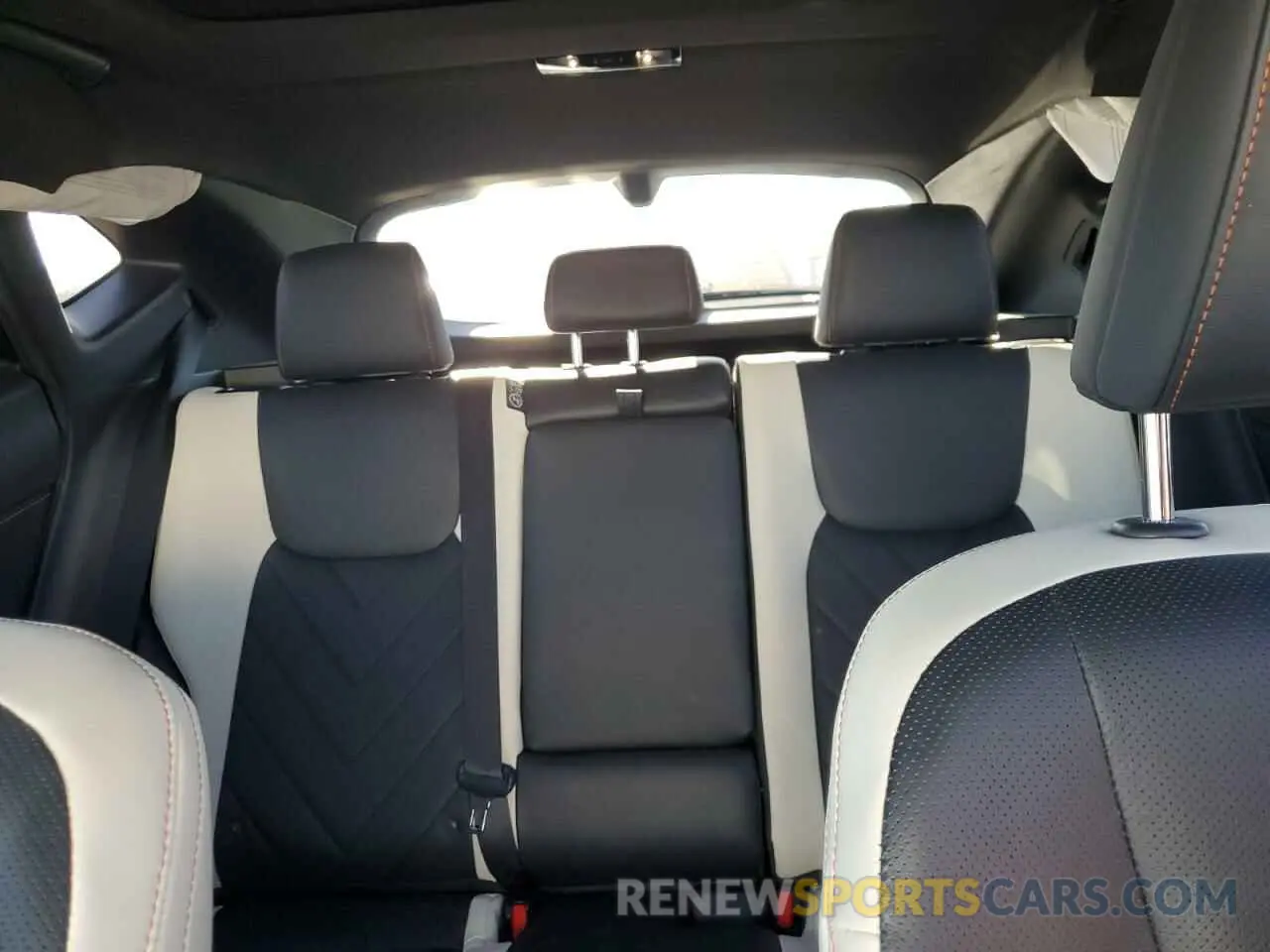 10 fotografías del automóvil dañado JTJHKCEZ1P5008530 LEXUS NX 350H 2023