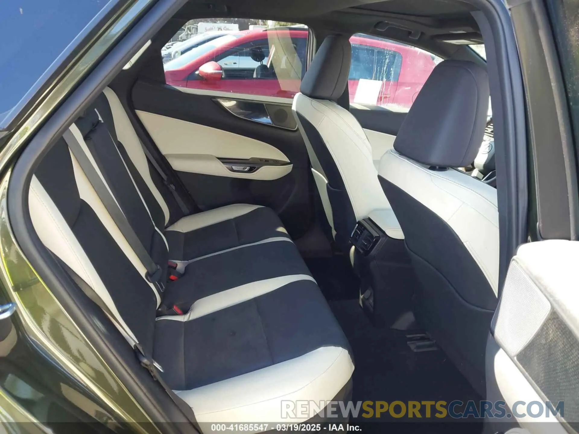 8 fotografías del automóvil dañado 2T2AKCEZ0RC016639 LEXUS NX 350H 2024