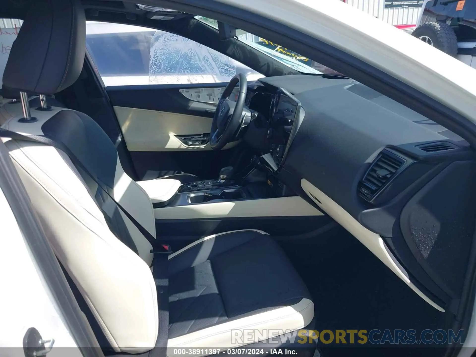 5 fotografías del automóvil dañado JTJHKCEZ3R5010640 LEXUS NX 350H 2024