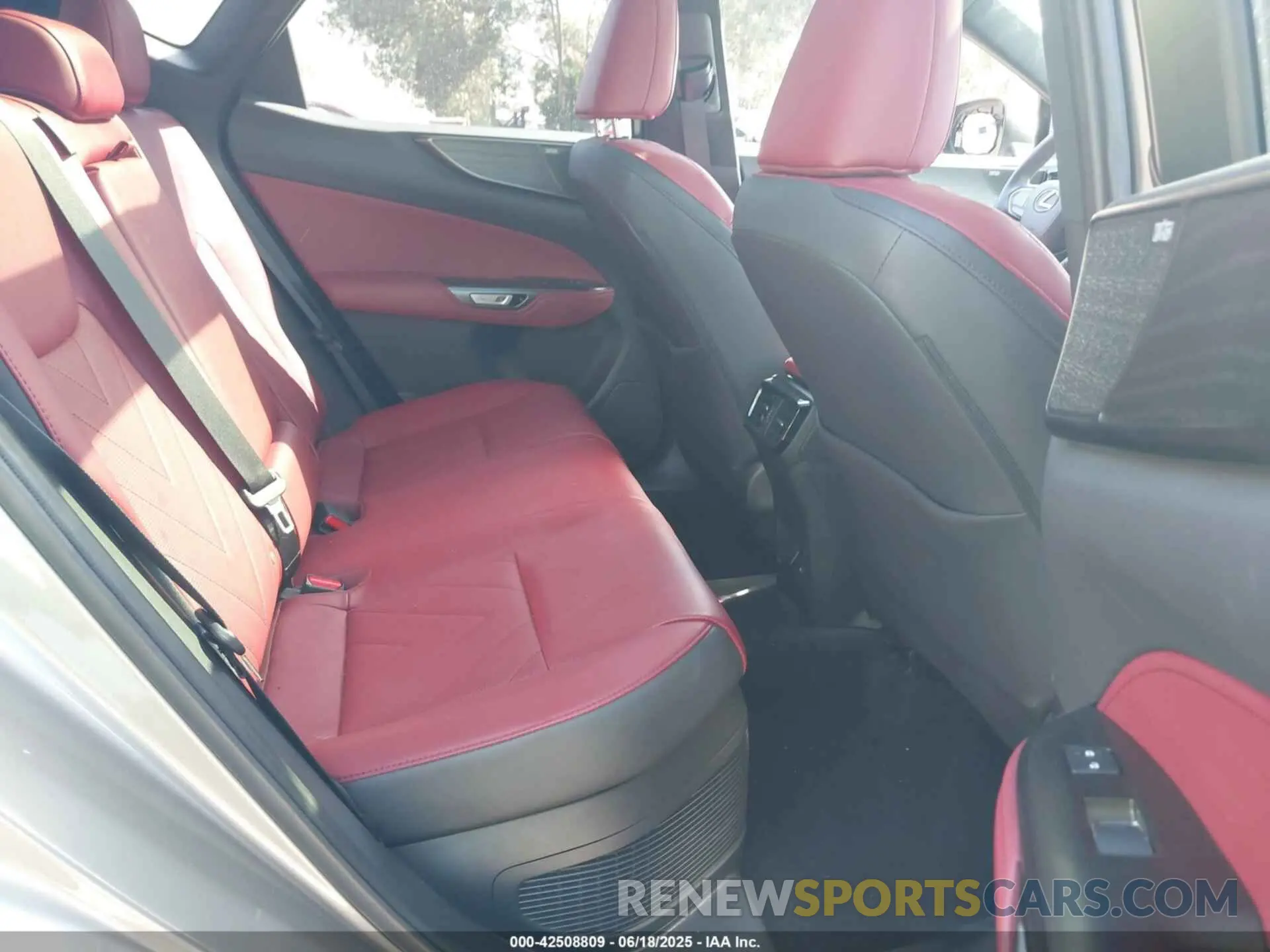 8 fotografías del automóvil dañado JTJHKCEZ5R5014365 LEXUS NX 350H 2024