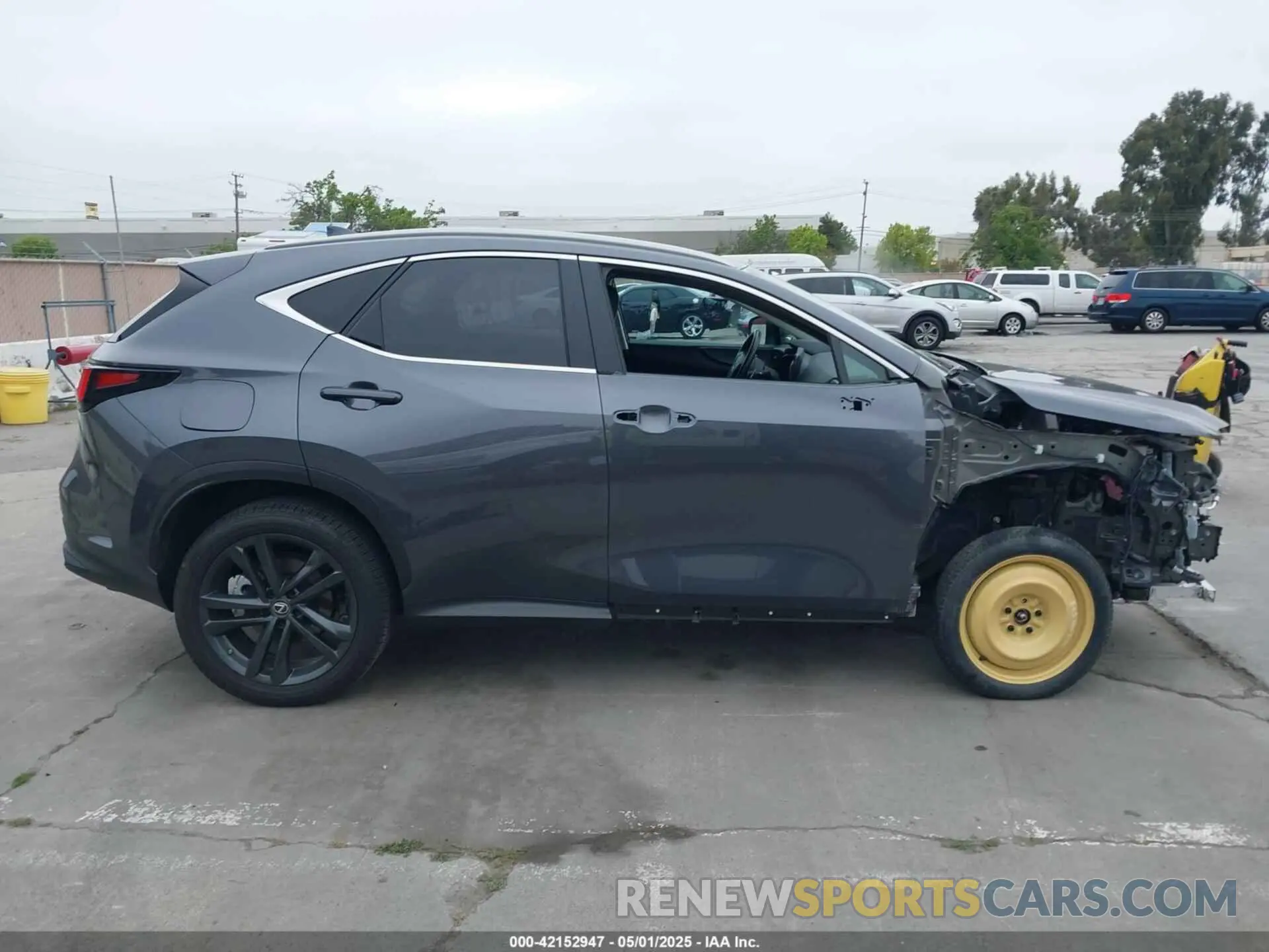 14 fotografías del automóvil dañado JTJHKCFZXP2017789 LEXUS NX 450H+ 2023