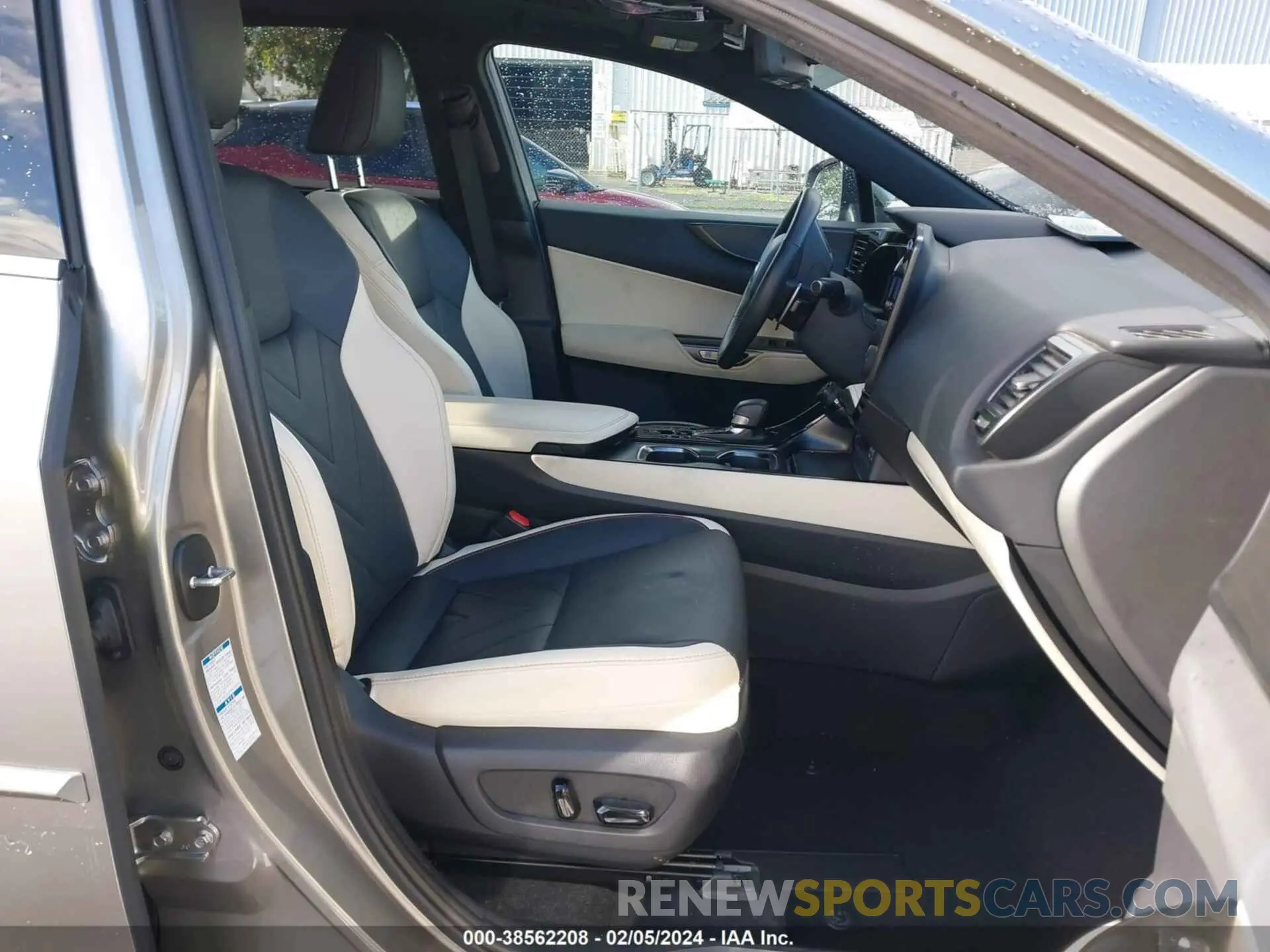 5 fotografías del automóvil dañado JTJHKCFZ7R2021592 LEXUS NX 450H+ 2024