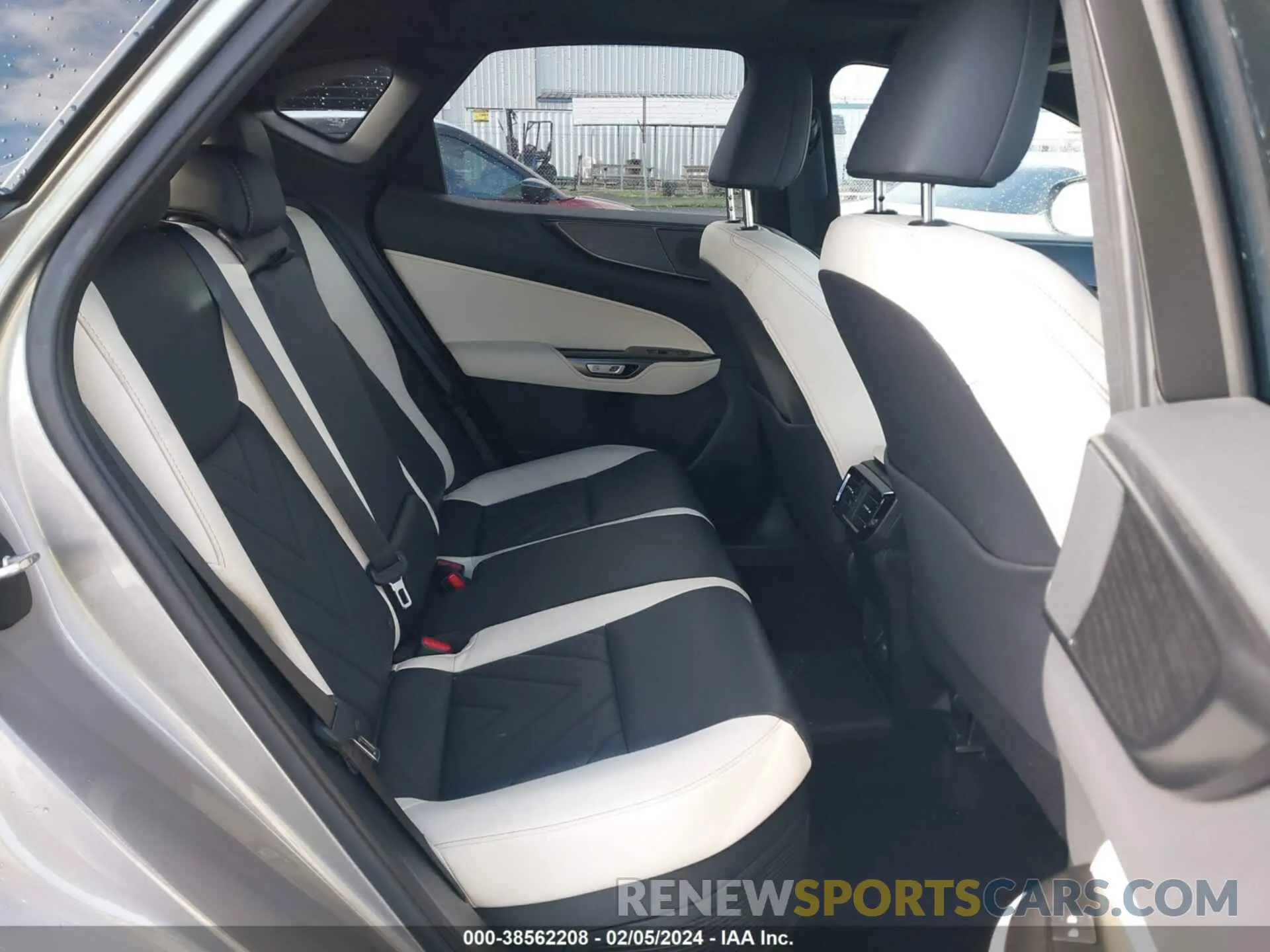 8 fotografías del automóvil dañado JTJHKCFZ7R2021592 LEXUS NX 450H+ 2024
