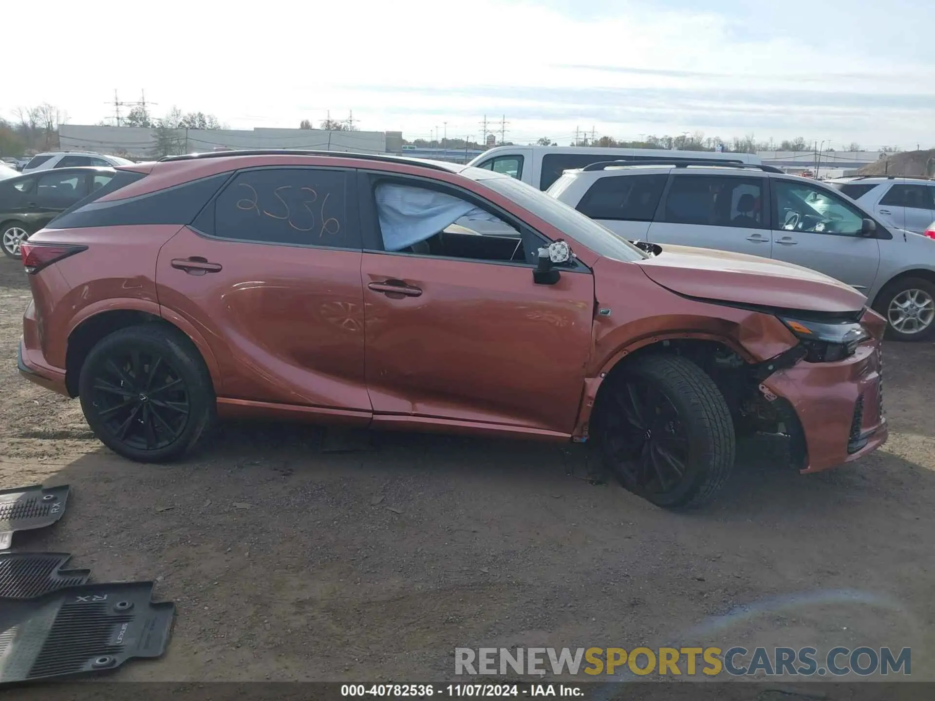 13 fotografías del automóvil dañado 2T2BCMEA5PC010074 LEXUS RX 2023