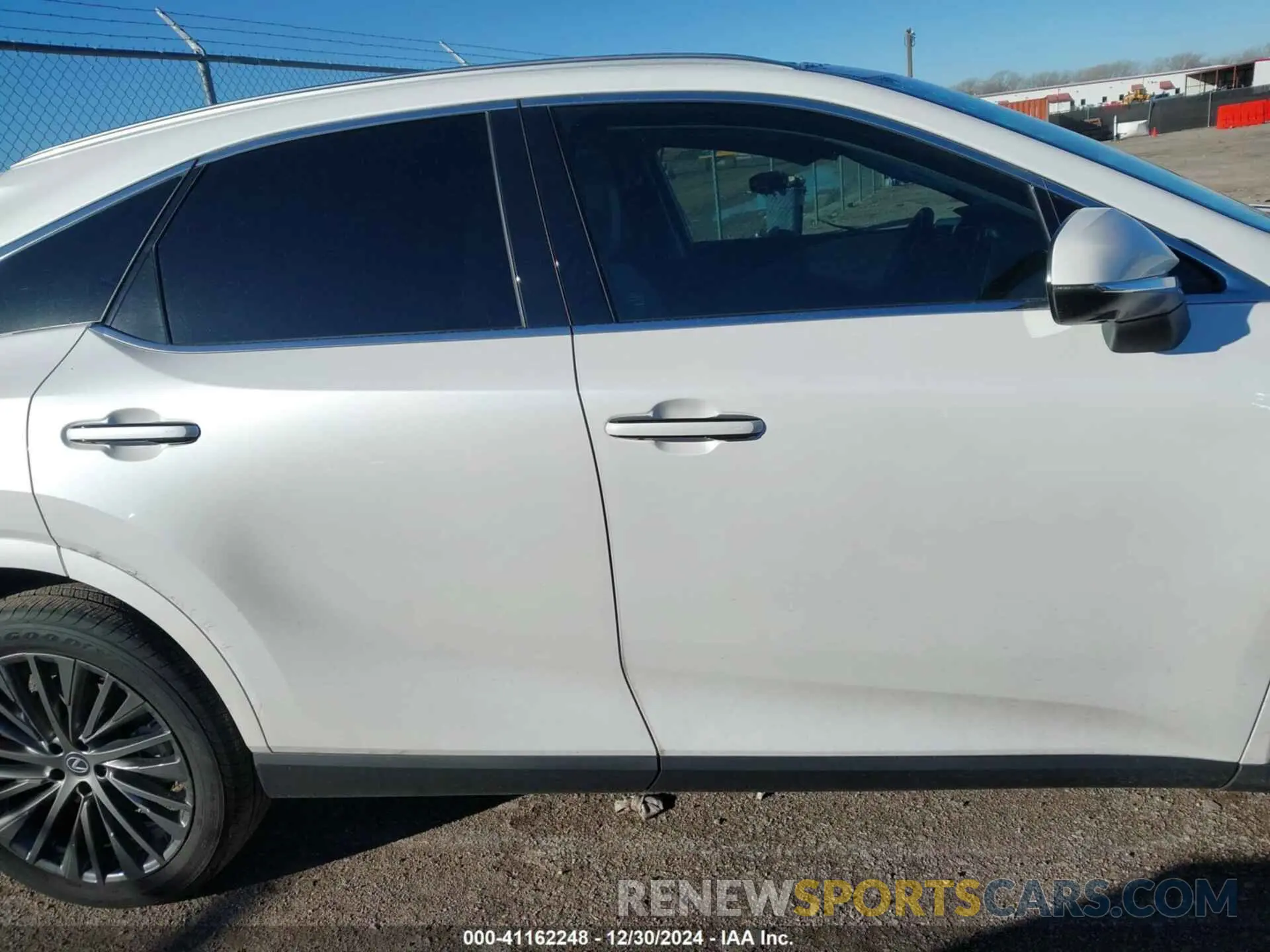 13 fotografías del automóvil dañado 2T2BBMCA6RC051936 LEXUS RX 2024