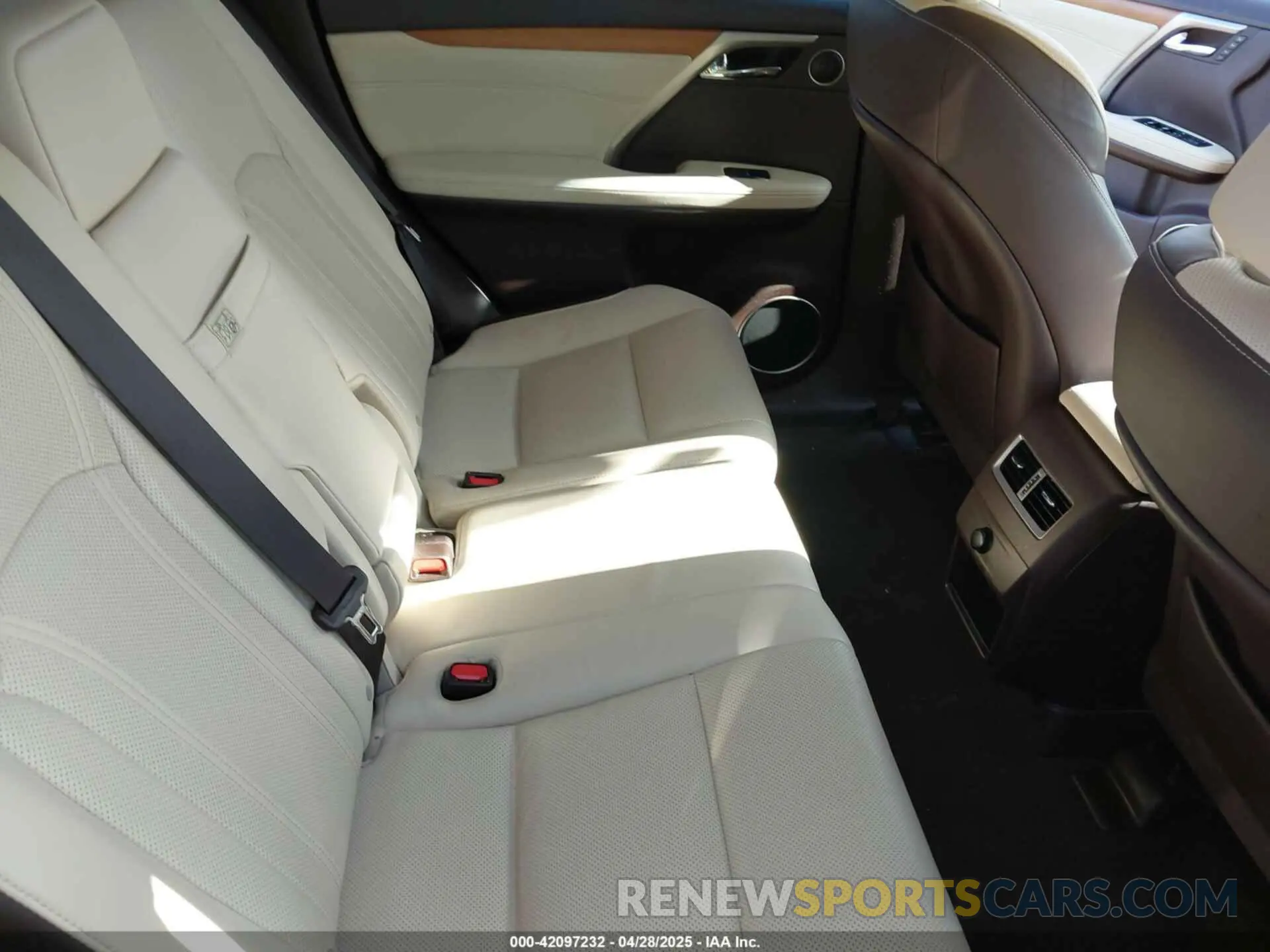 8 fotografías del automóvil dañado 2T2BZMCA3KC193615 LEXUS RX 350 2019