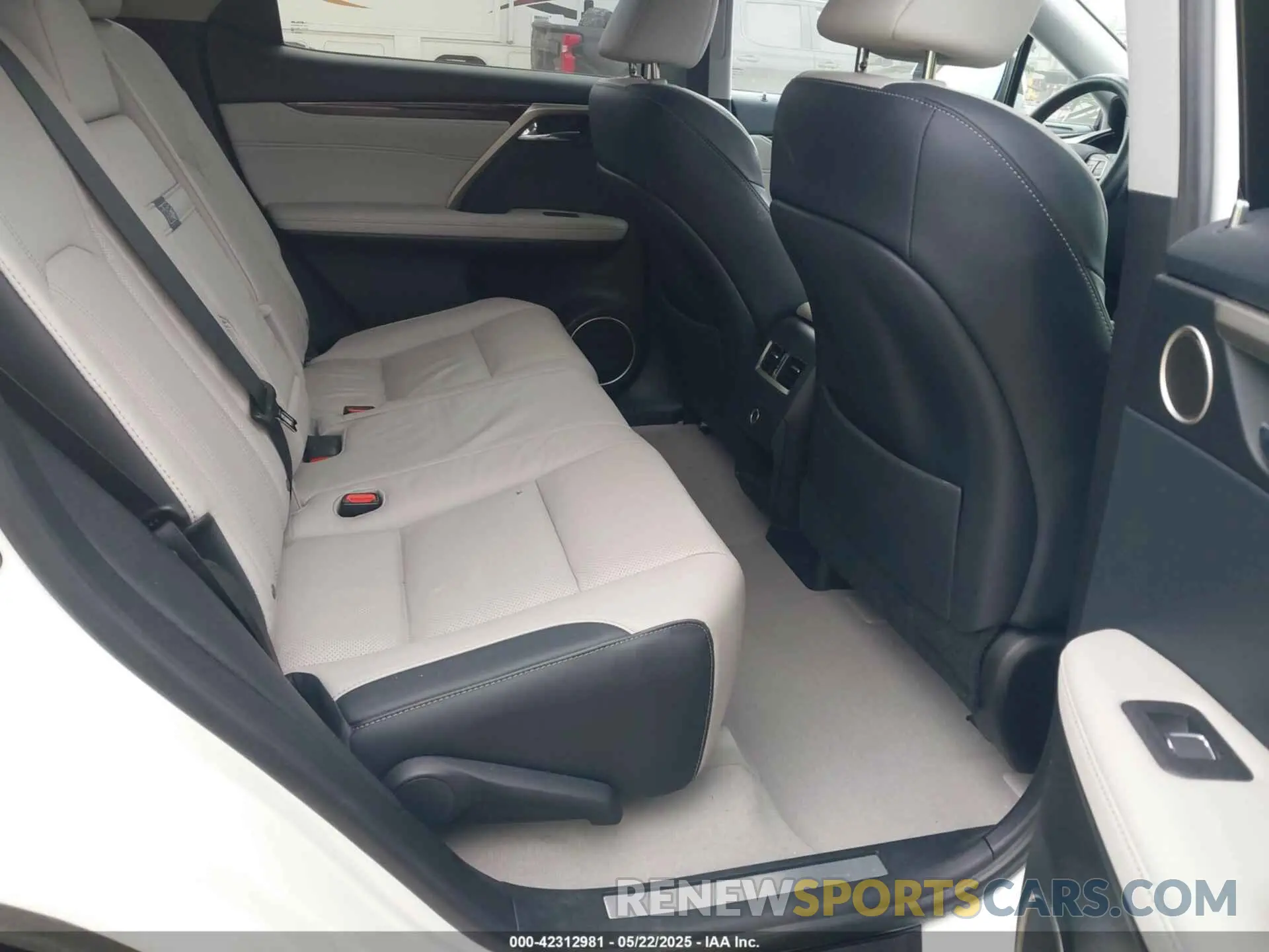 8 fotografías del automóvil dañado 2T2BZMCA7KC169897 LEXUS RX 350 2019
