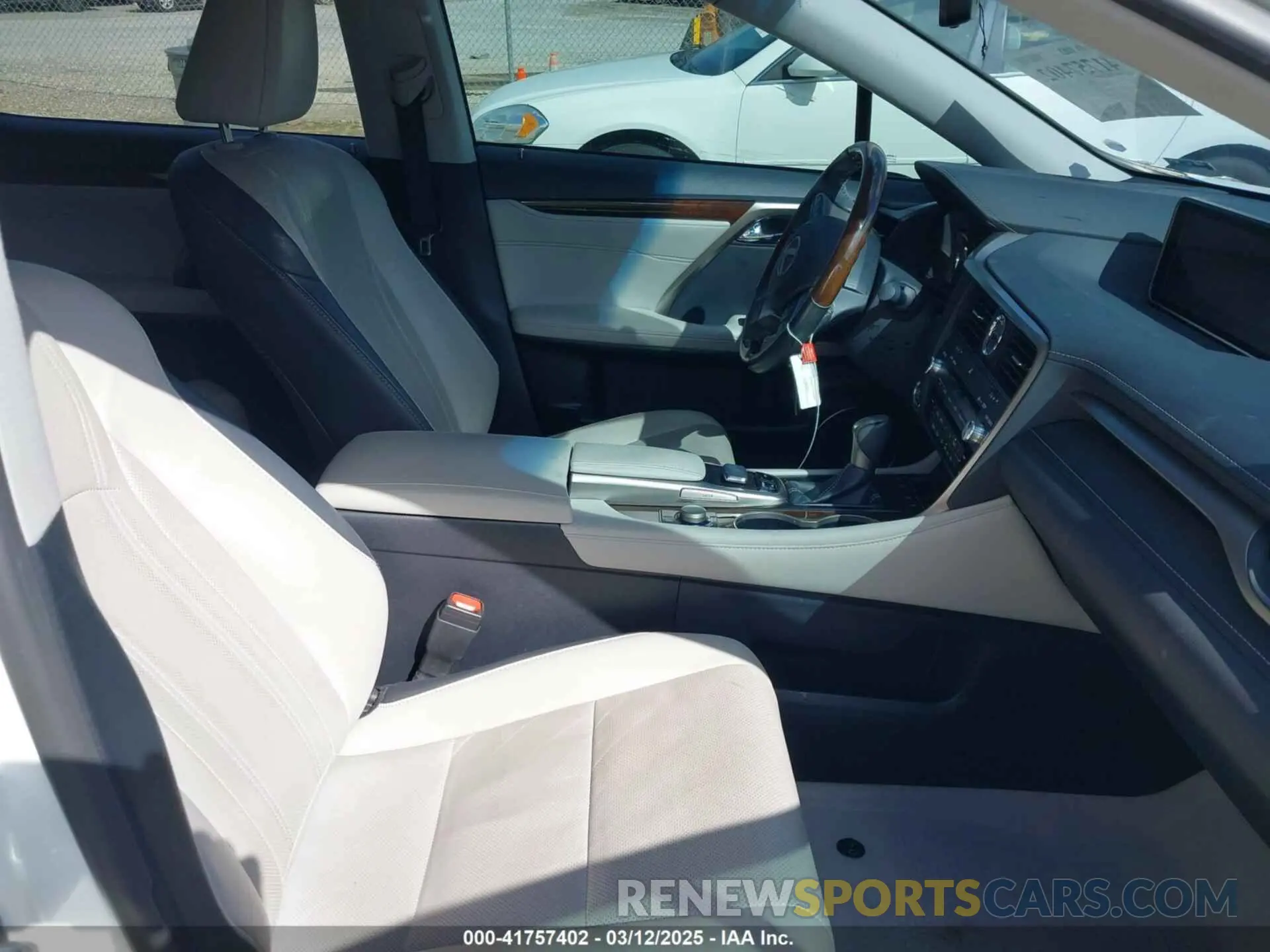 5 fotografías del automóvil dañado 2T2ZZMCA2KC149345 LEXUS RX 350 2019