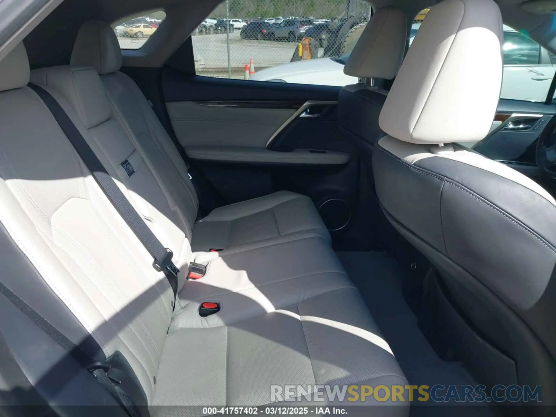 8 fotografías del automóvil dañado 2T2ZZMCA2KC149345 LEXUS RX 350 2019