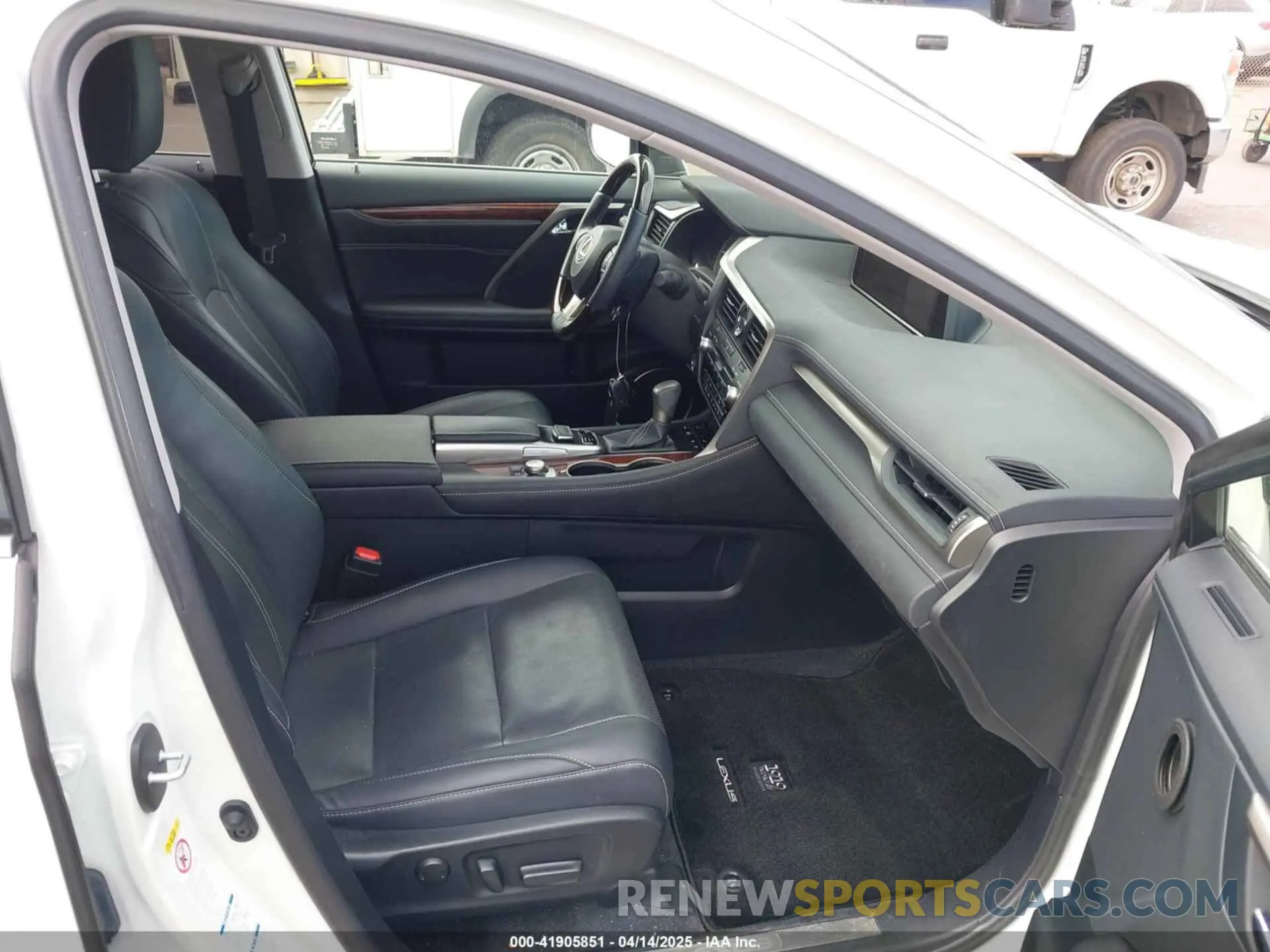 5 fotografías del automóvil dañado JTJBZMCA6K2045071 LEXUS RX 350 2019