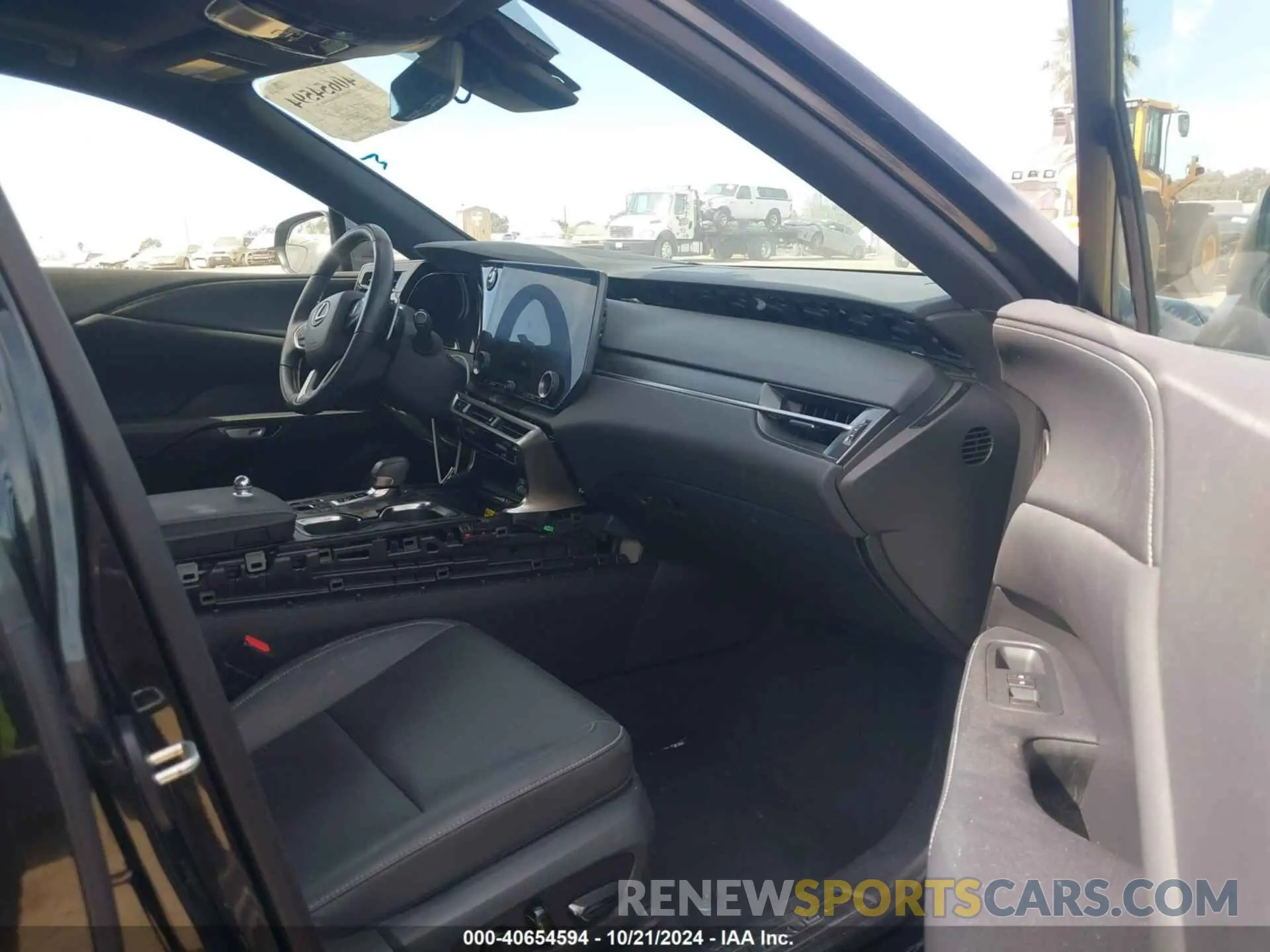 5 fotografías del automóvil dañado 2T2BAMCA0PC038339 LEXUS RX 350 2023