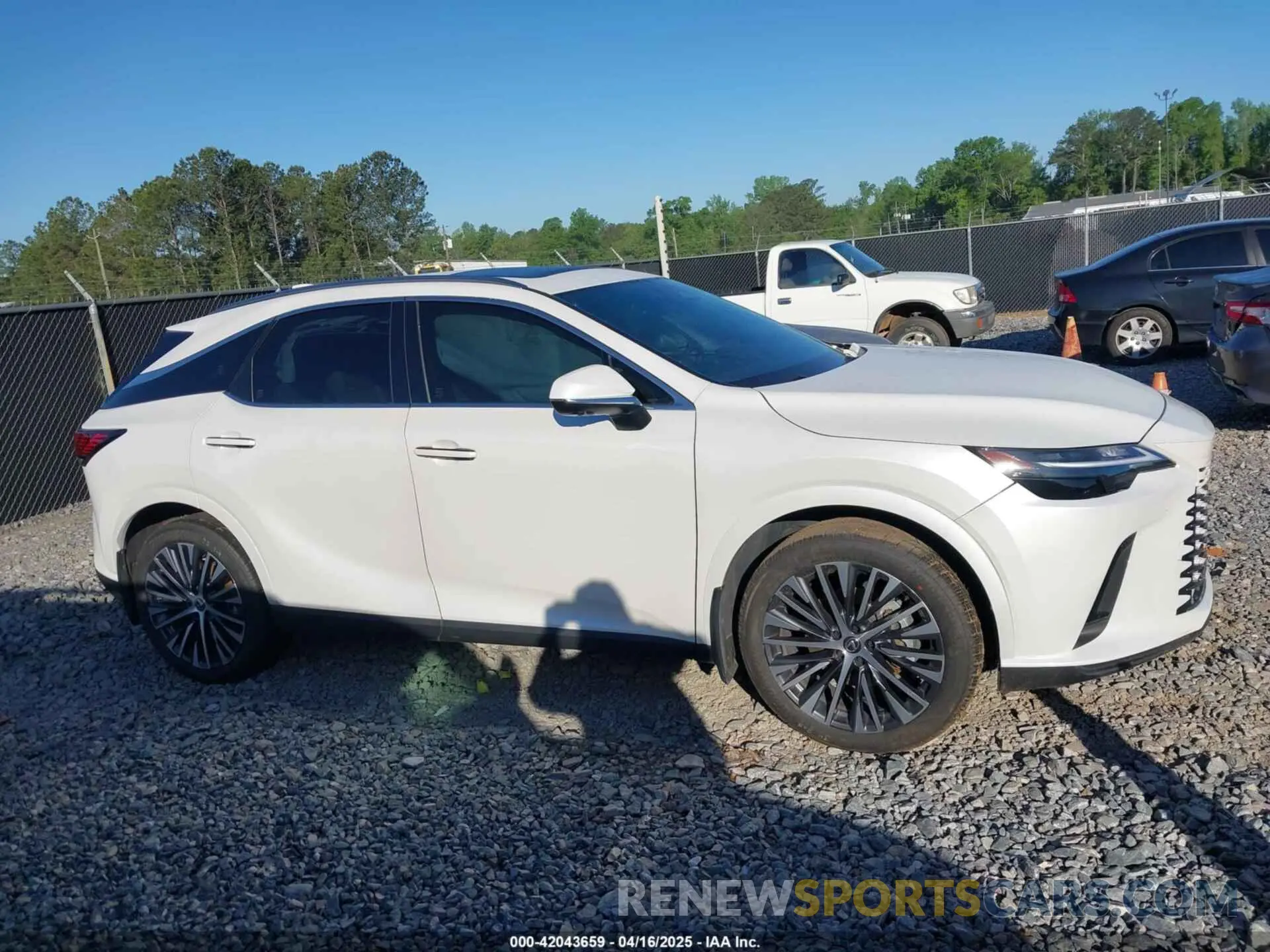 13 fotografías del automóvil dañado JTJCHMAA7P2002716 LEXUS RX 350 2023
