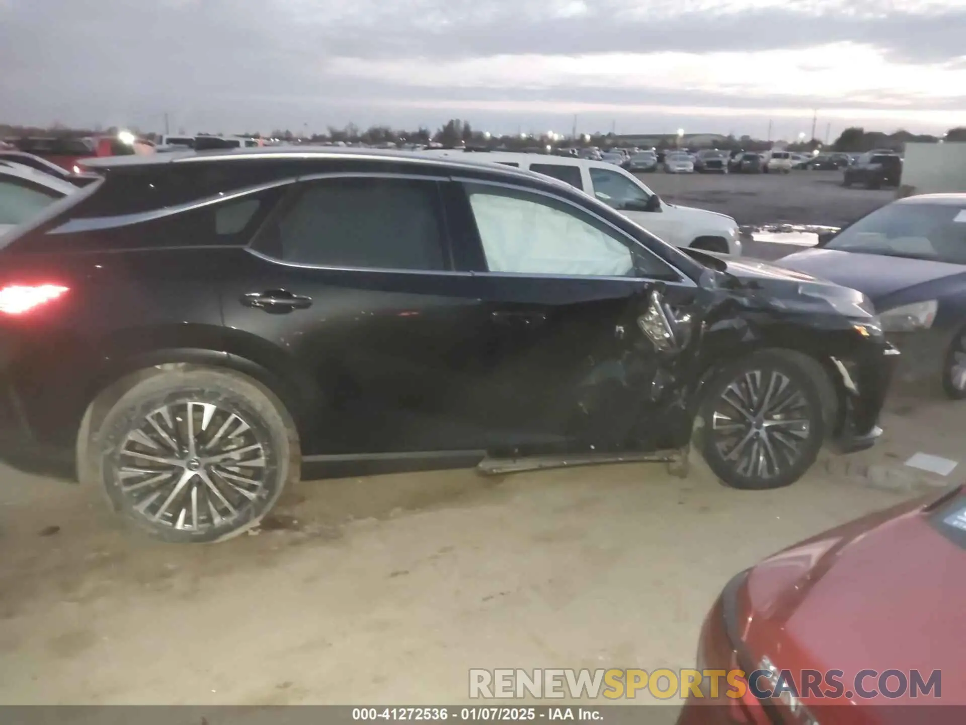 13 fotografías del automóvil dañado JTJCHMAA9P2002460 LEXUS RX 350 2023