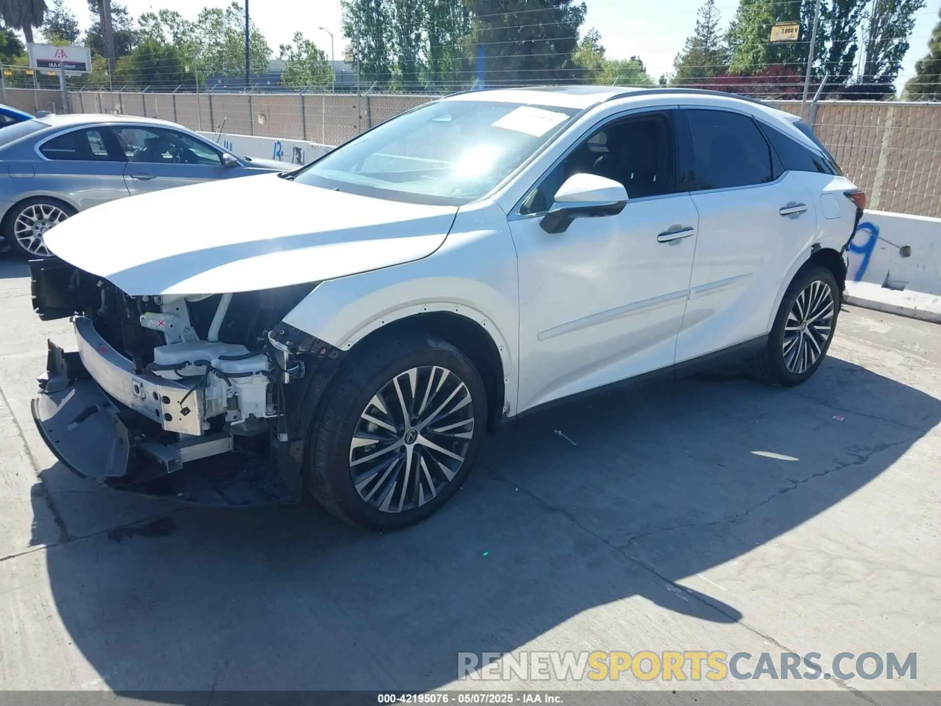 2 fotografías del automóvil dañado JTJCHMAA3R2012338 LEXUS RX 350 2024