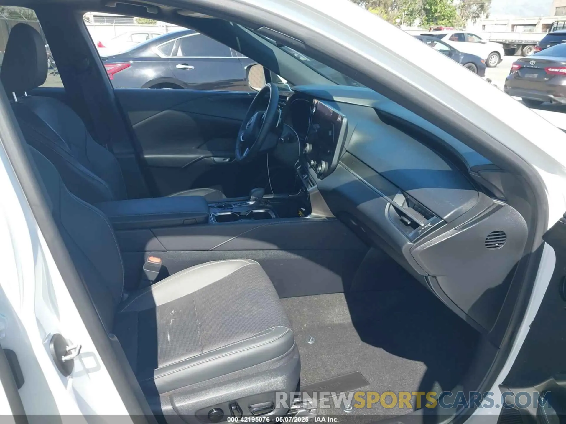 5 fotografías del automóvil dañado JTJCHMAA3R2012338 LEXUS RX 350 2024
