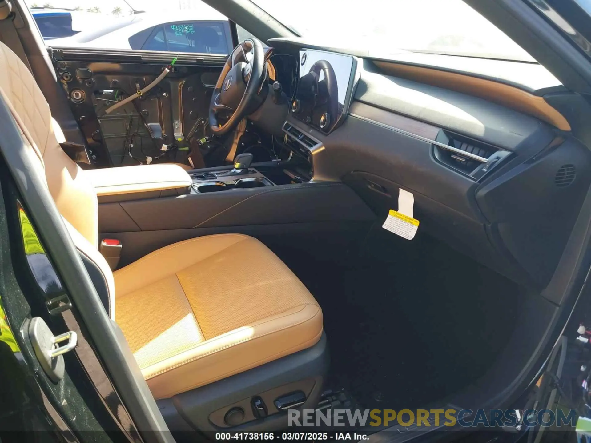 5 fotografías del automóvil dañado JTJCHMAA3R2018477 LEXUS RX 350 2024
