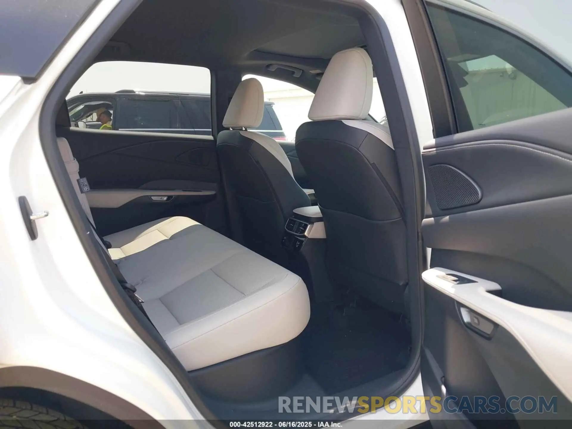 8 fotografías del automóvil dañado 2T2BAMCA4SC089559 LEXUS RX 350 2025