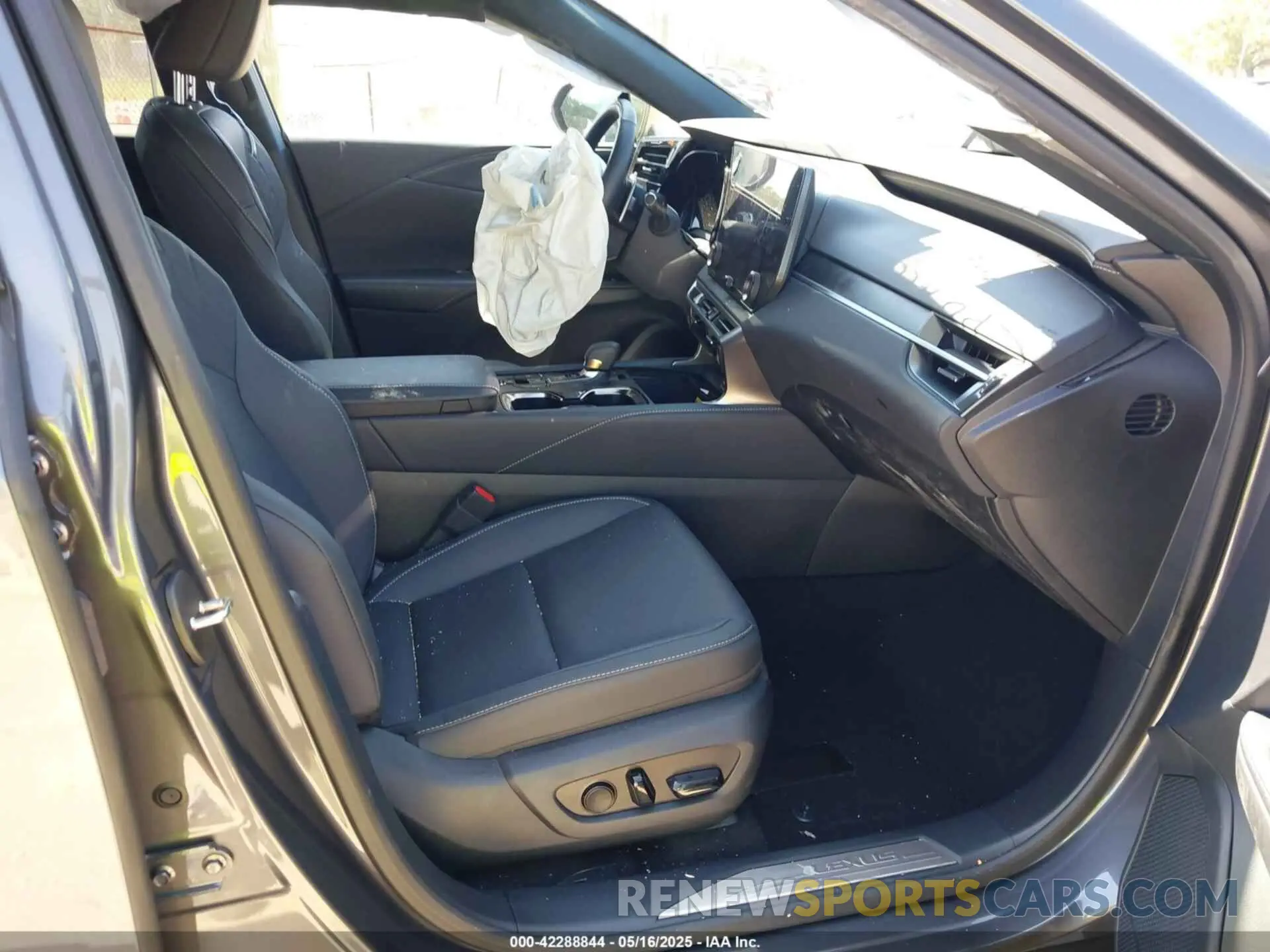 5 fotografías del automóvil dañado JTJCHMAA3S2022146 LEXUS RX 350 2025