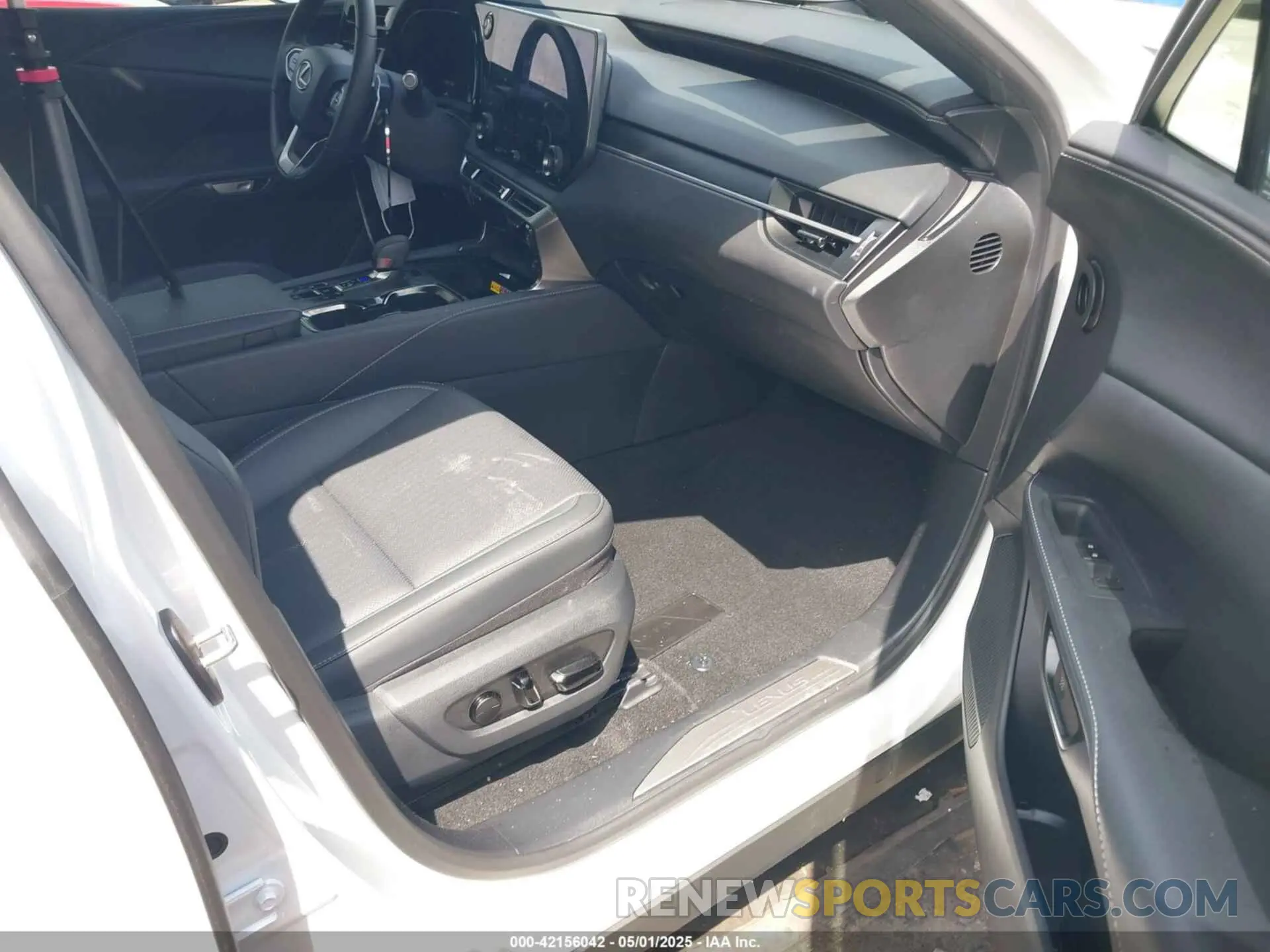 5 fotografías del automóvil dañado JTJCHMAA9S2022801 LEXUS RX 350 2025