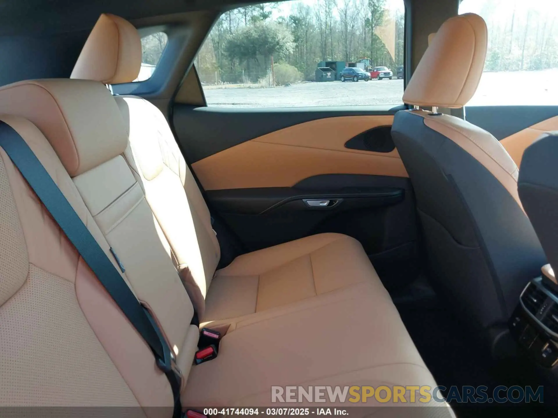 8 fotografías del automóvil dañado JTJCHMAAXS2022824 LEXUS RX 350 2025