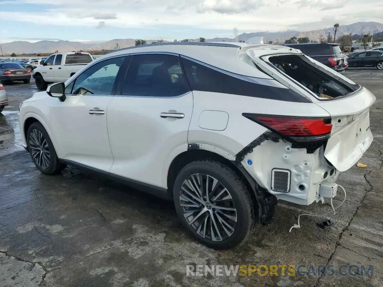 2 fotografías del automóvil dañado JTJCHMAA2P2003045 LEXUS RX 350 PRE 2023