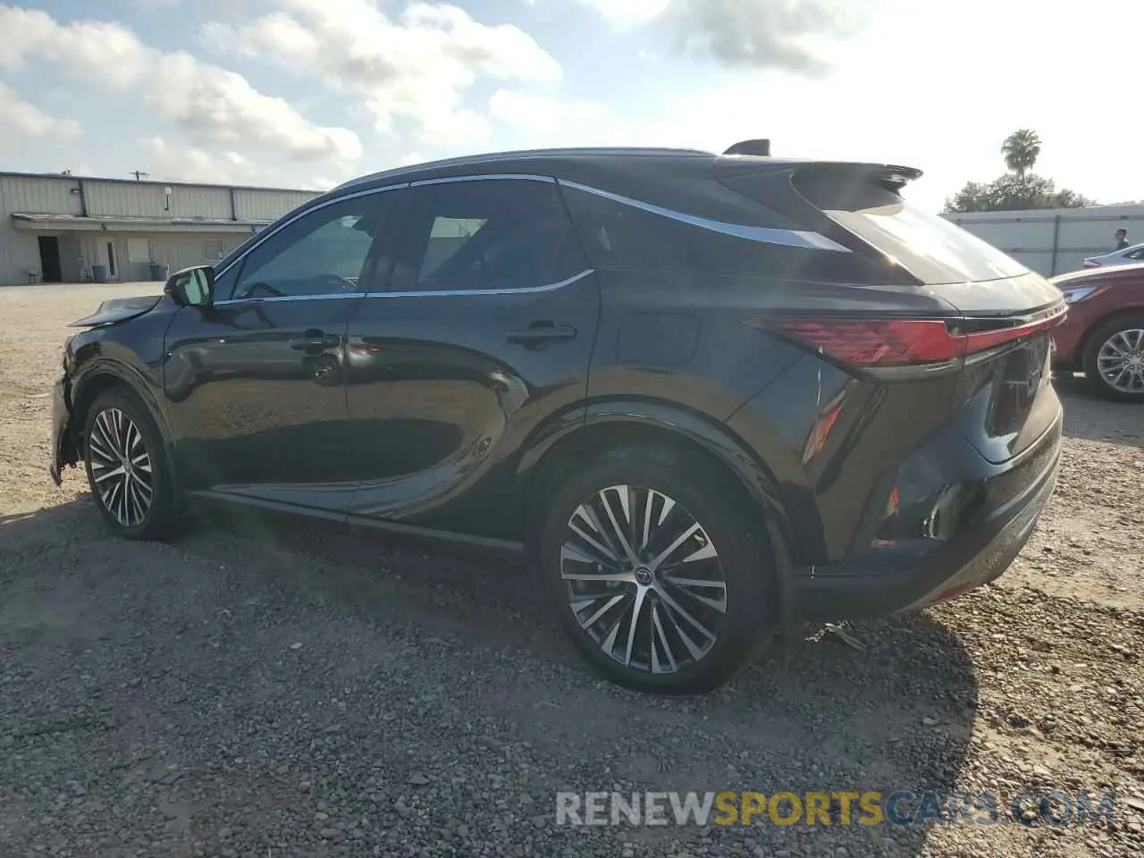 2 fotografías del automóvil dañado JTJCHMAAXP2010616 LEXUS RX 350 PRE 2023
