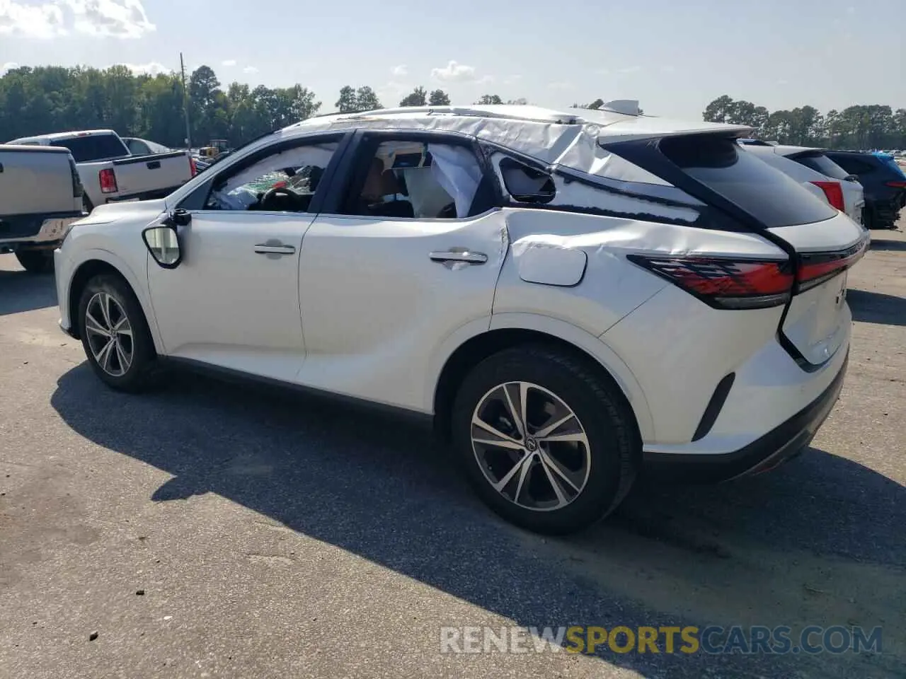 2 fotografías del automóvil dañado JTJCHMAA1R2017036 LEXUS RX 350 PRE 2024