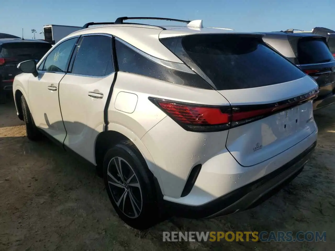 2 fotografías del automóvil dañado JTJCHMAA2R2015599 LEXUS RX 350 PRE 2024