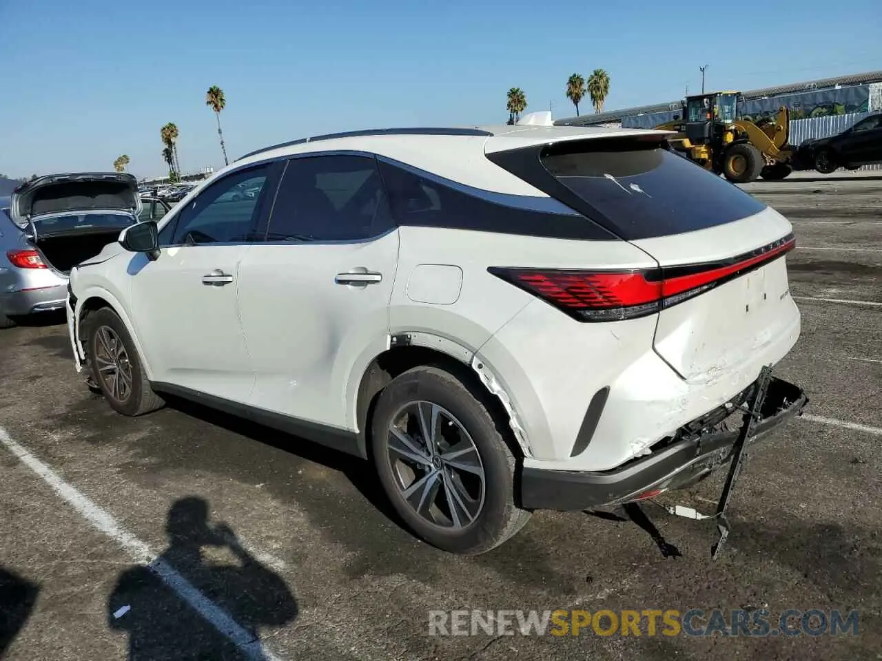 2 fotografías del automóvil dañado JTJCHMAA7R2013315 LEXUS RX 350 PRE 2024