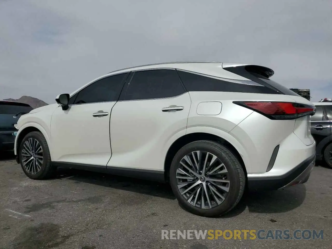 2 fotografías del automóvil dañado JTJCHMAAXR2015902 LEXUS RX 350 PRE 2024
