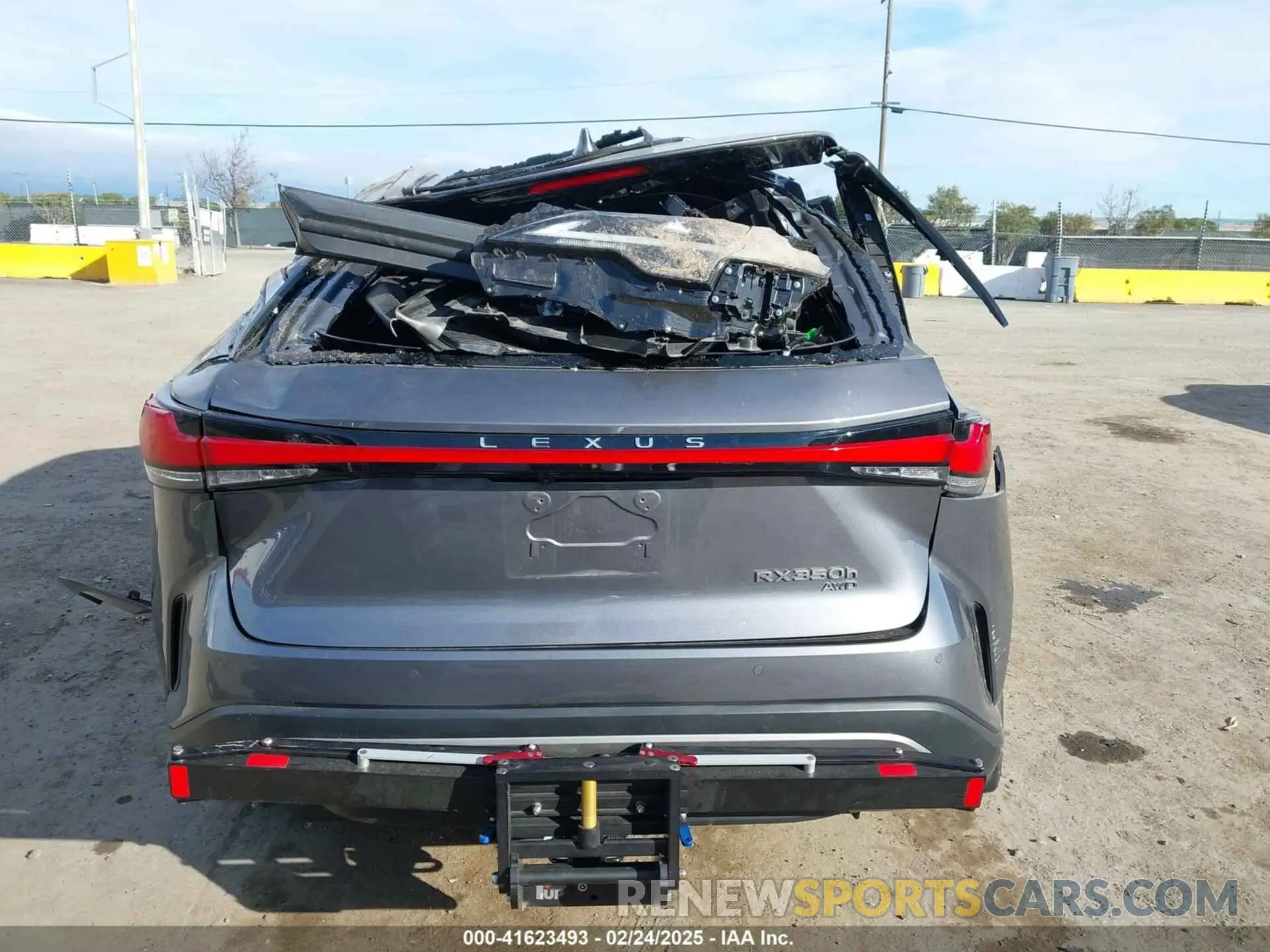 17 fotografías del automóvil dañado 2T2BBMCA2PC002598 LEXUS RX 350H 2023