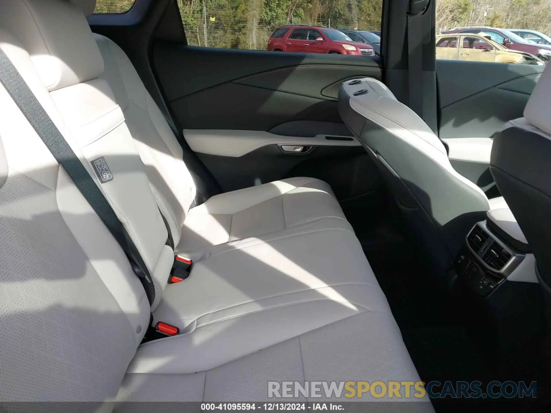 8 fotografías del automóvil dañado 2T2BBMCA4PC017829 LEXUS RX 350H 2023