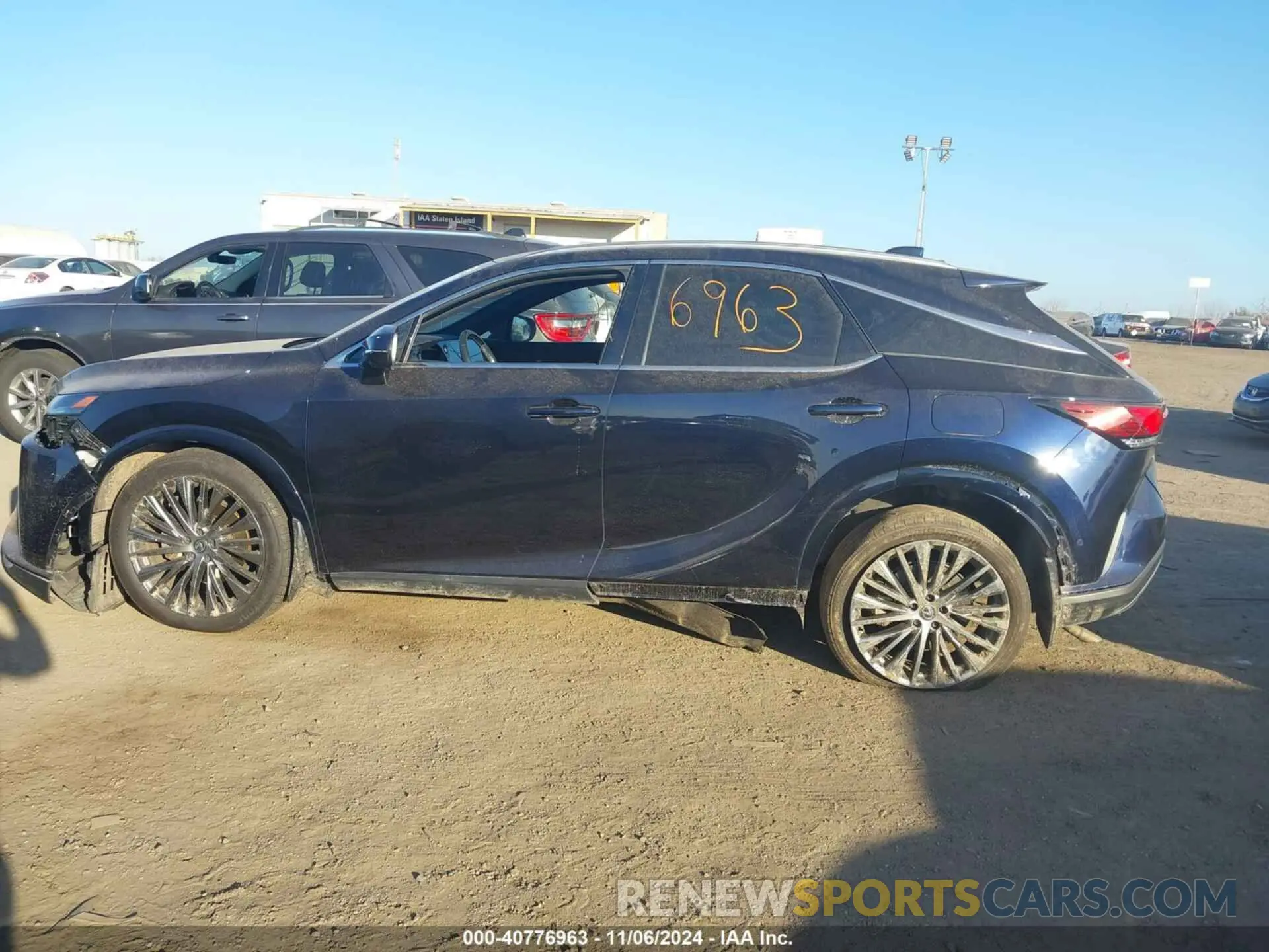 14 fotografías del automóvil dañado 2T2BBMCA8PC003724 LEXUS RX 350H 2023