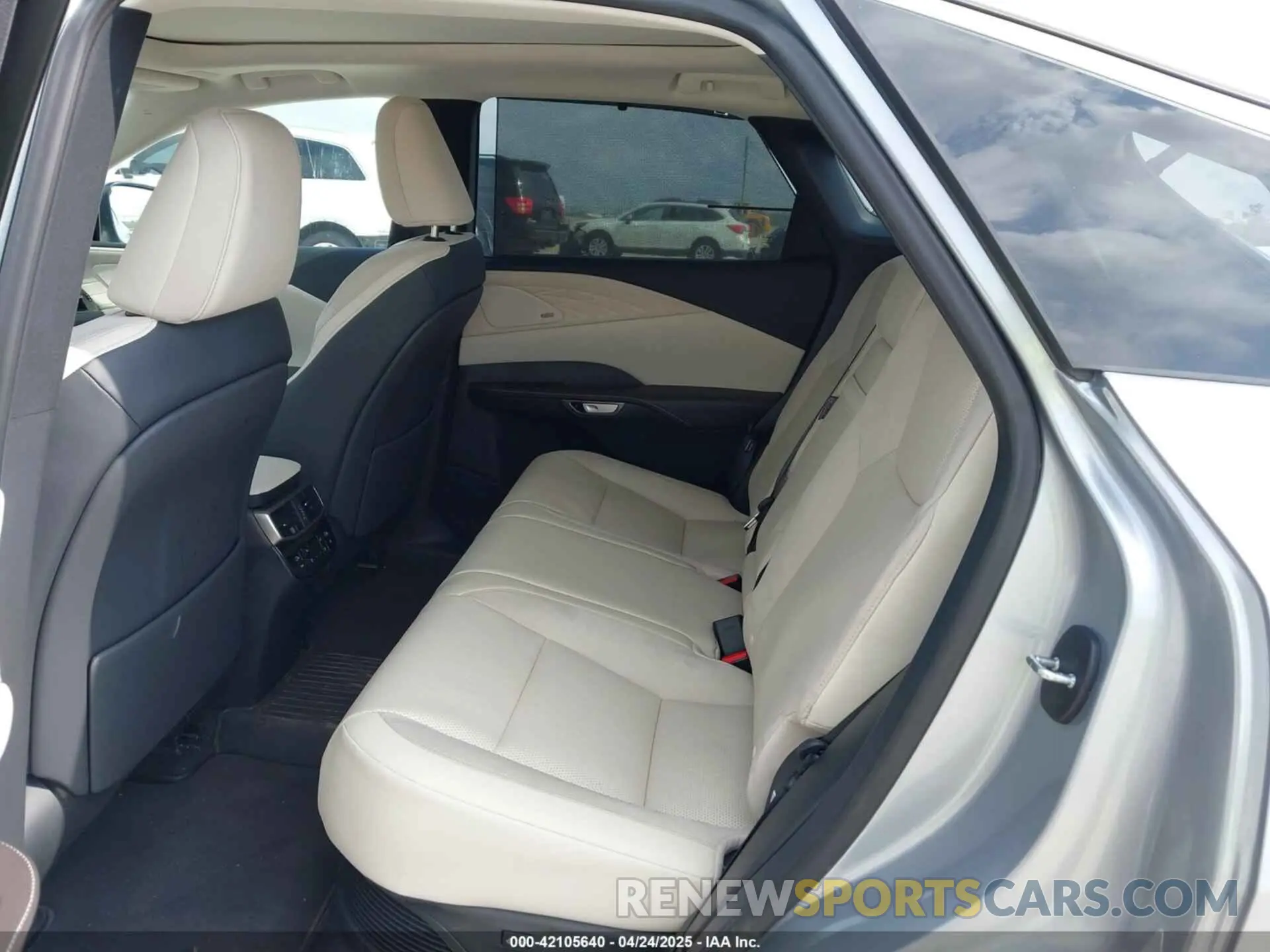 8 fotografías del automóvil dañado 2T2BBMCA8PC022516 LEXUS RX 350H 2023
