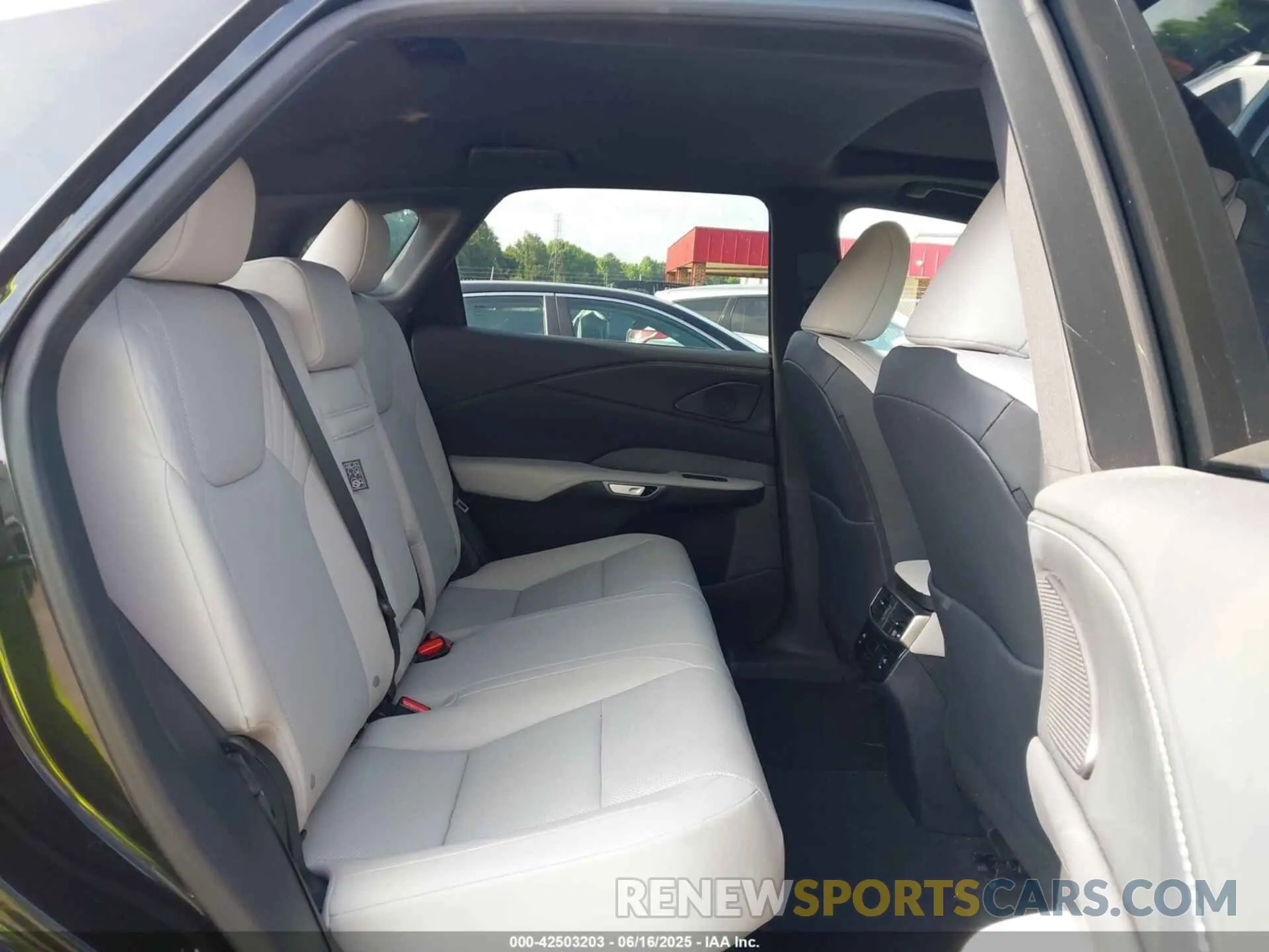 8 fotografías del automóvil dañado 2T2BBMCAXPC013056 LEXUS RX 350H 2023
