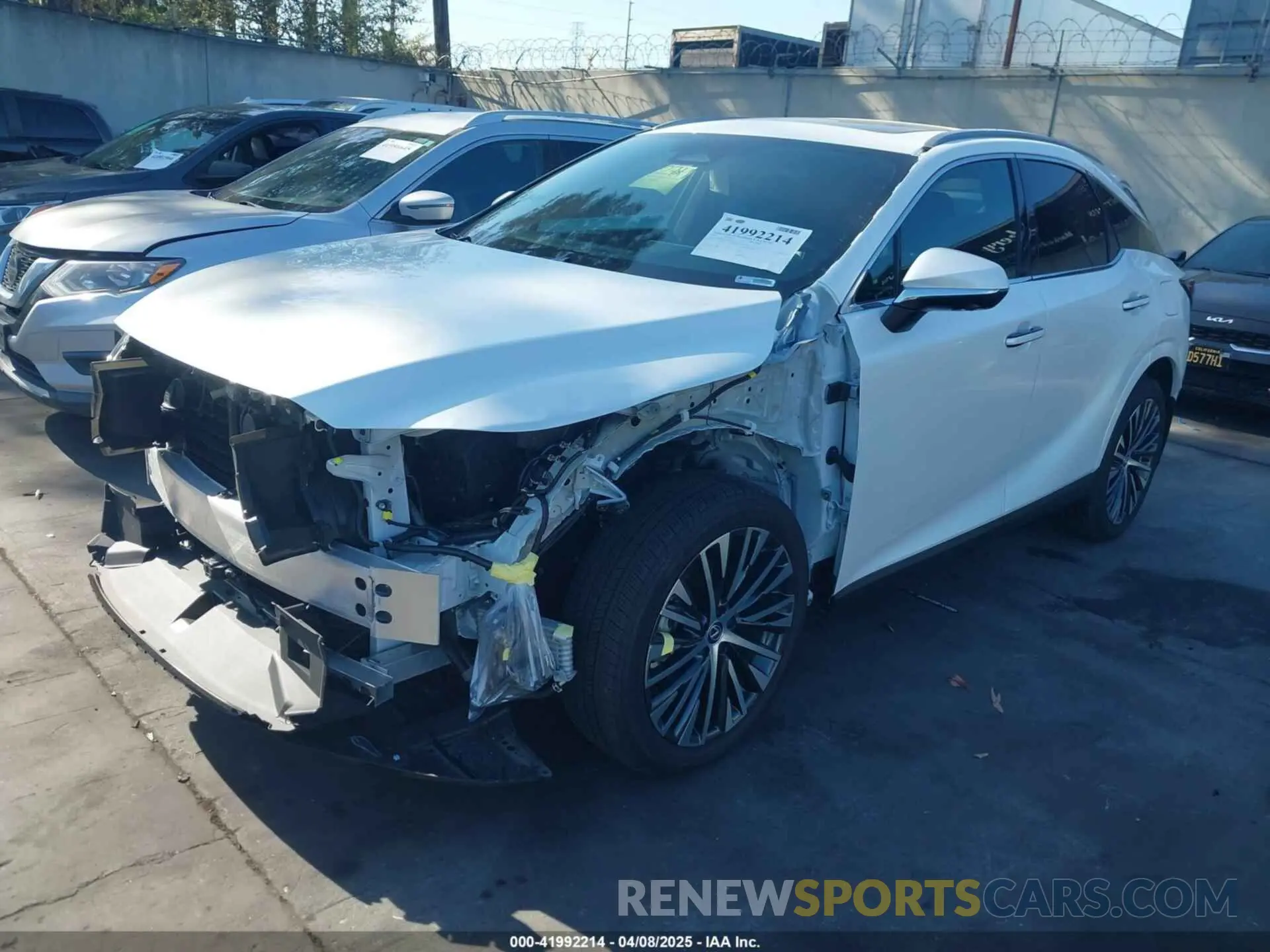 2 fotografías del automóvil dañado 2T2BBMCA0RC057103 LEXUS RX 350H 2024