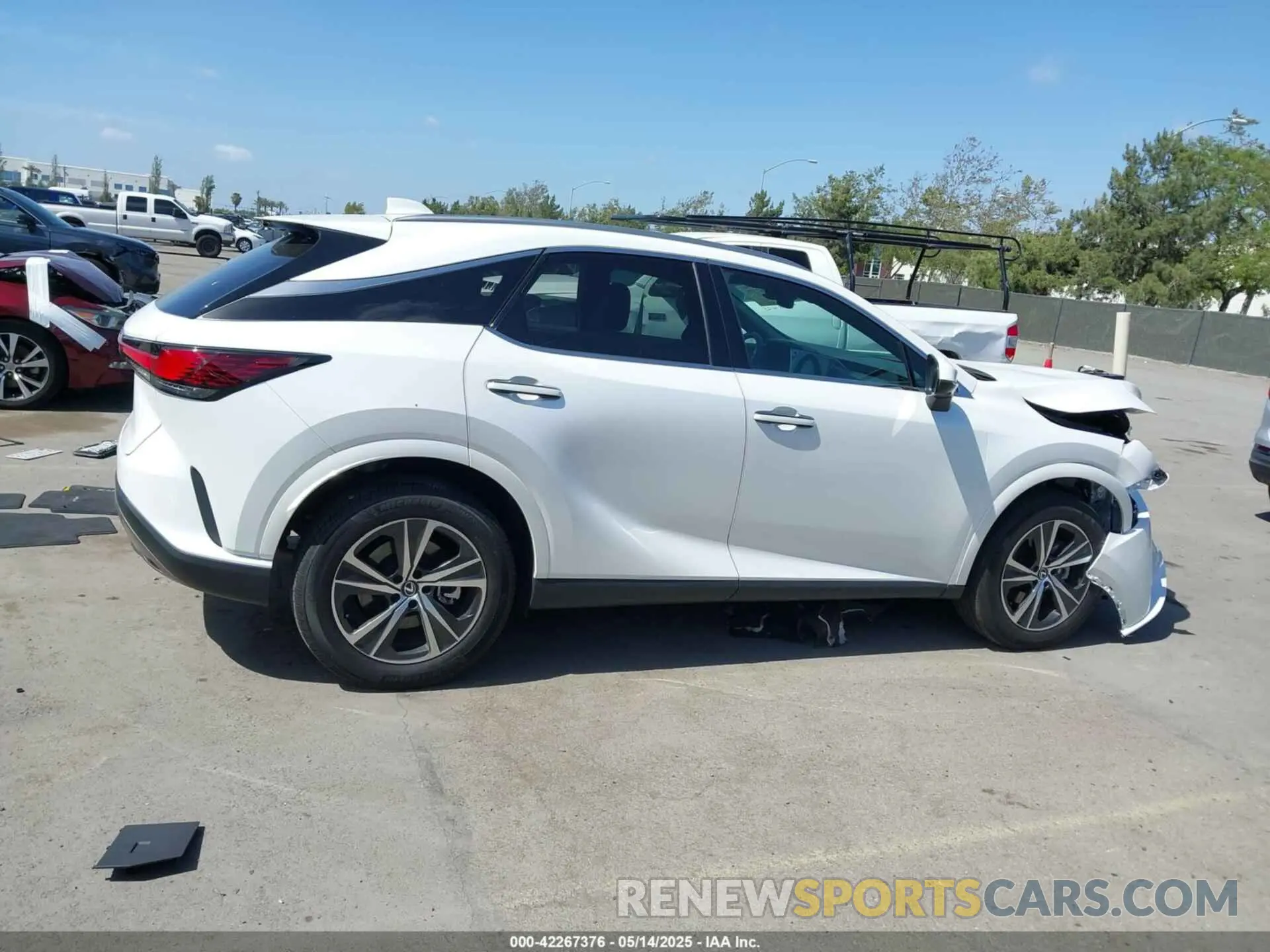 14 fotografías del automóvil dañado 2T2BBMCA2RC041498 LEXUS RX 350H 2024