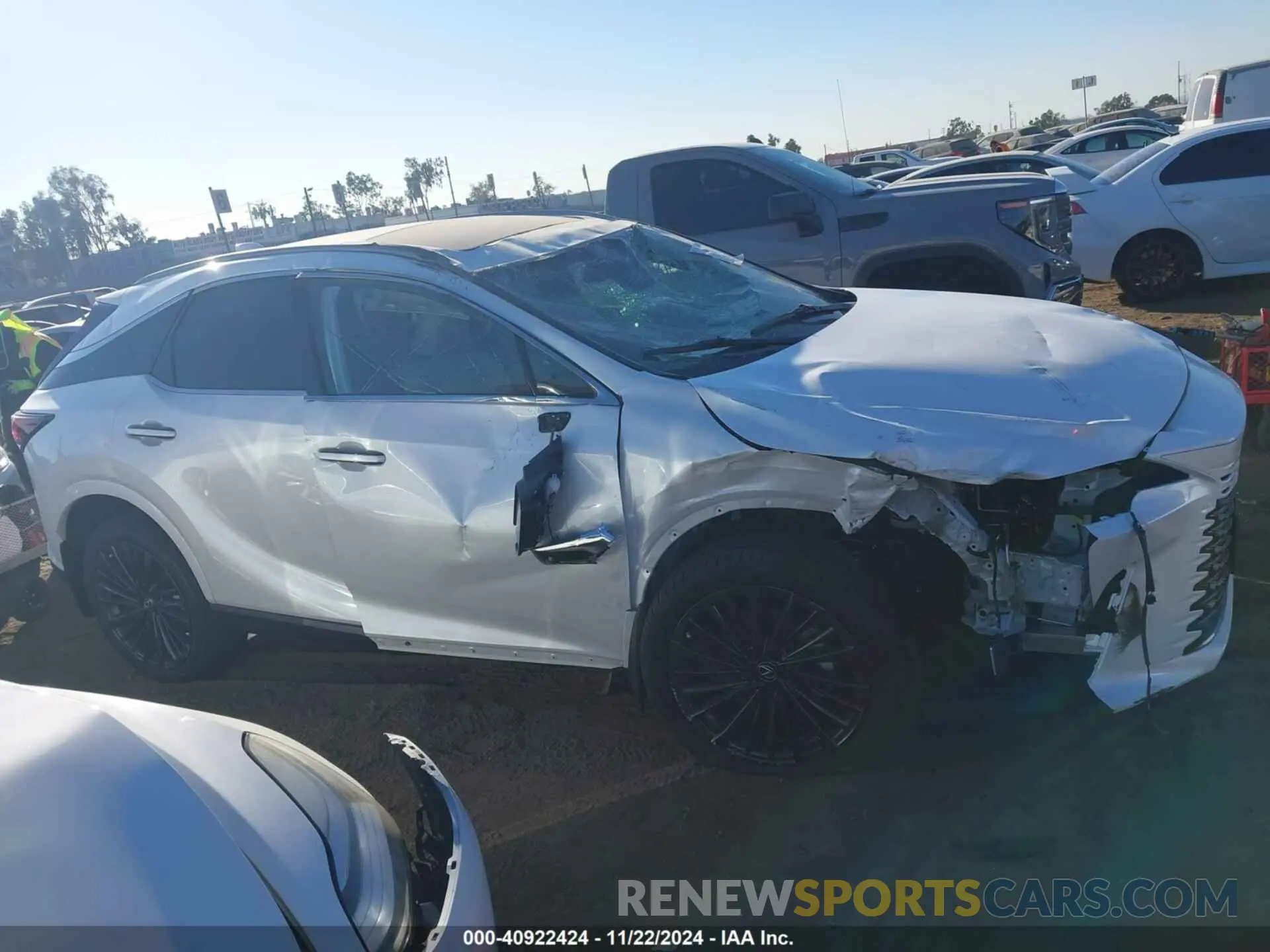 13 fotografías del automóvil dañado 2T2BBMCA3RC060822 LEXUS RX 350H 2024