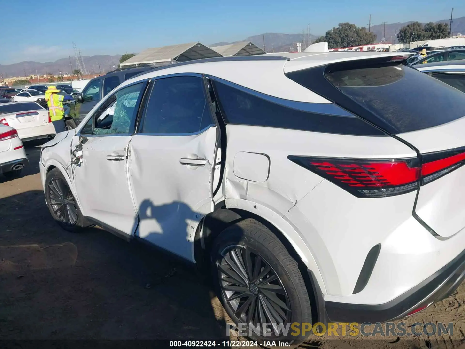 14 fotografías del automóvil dañado 2T2BBMCA3RC060822 LEXUS RX 350H 2024