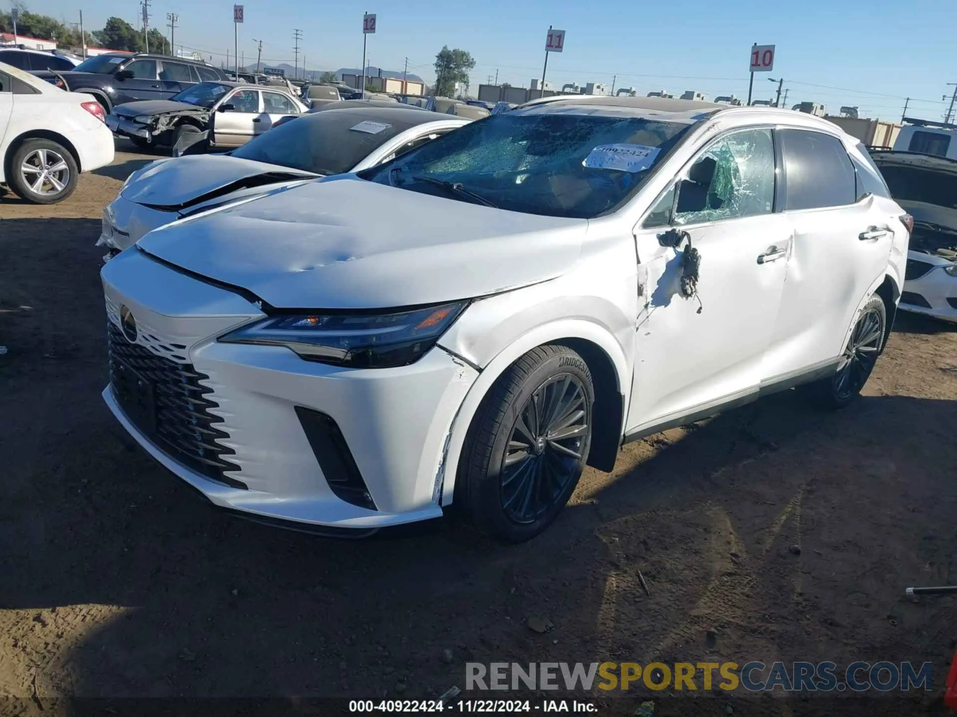2 fotografías del automóvil dañado 2T2BBMCA3RC060822 LEXUS RX 350H 2024