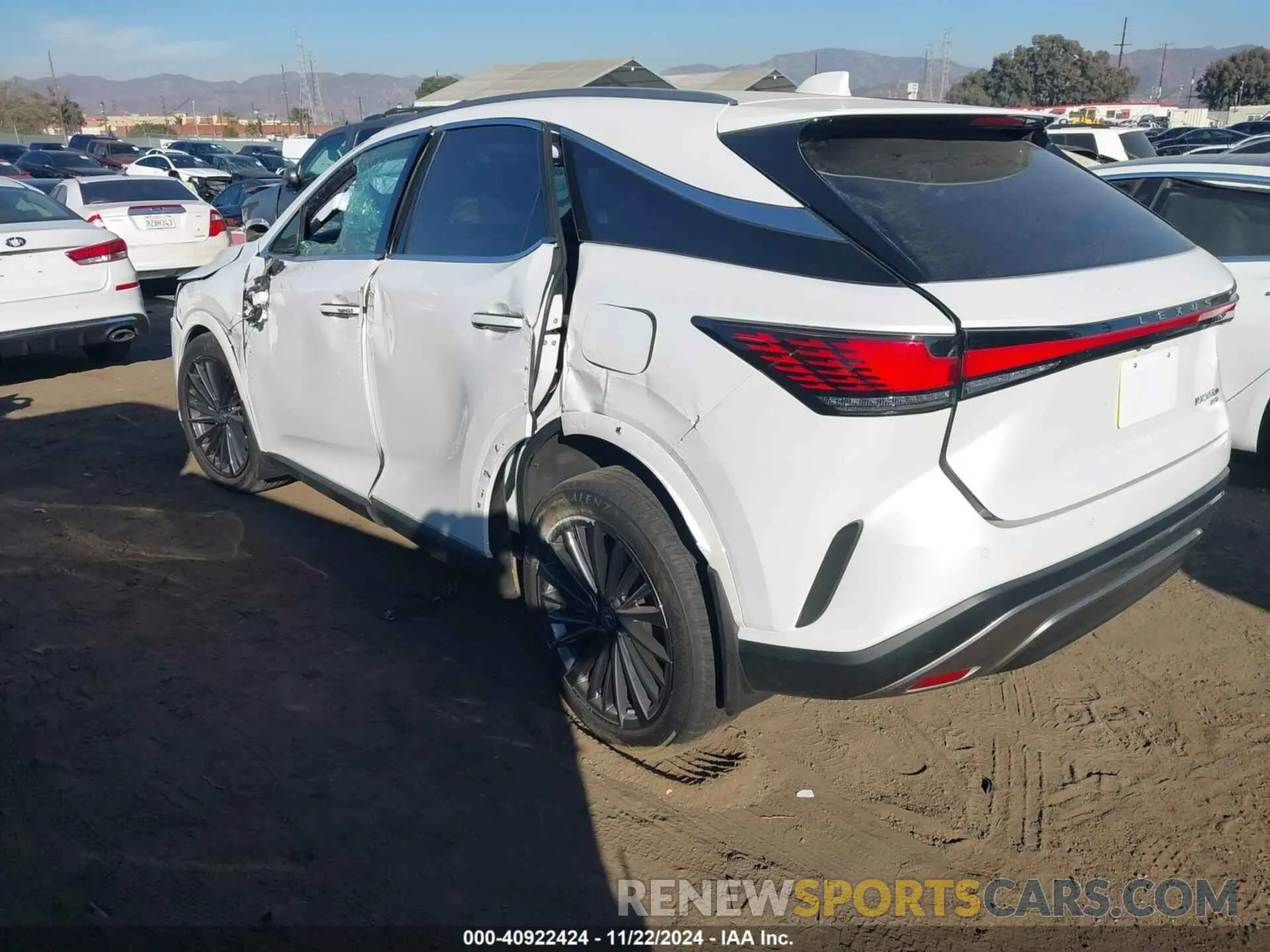 3 fotografías del automóvil dañado 2T2BBMCA3RC060822 LEXUS RX 350H 2024