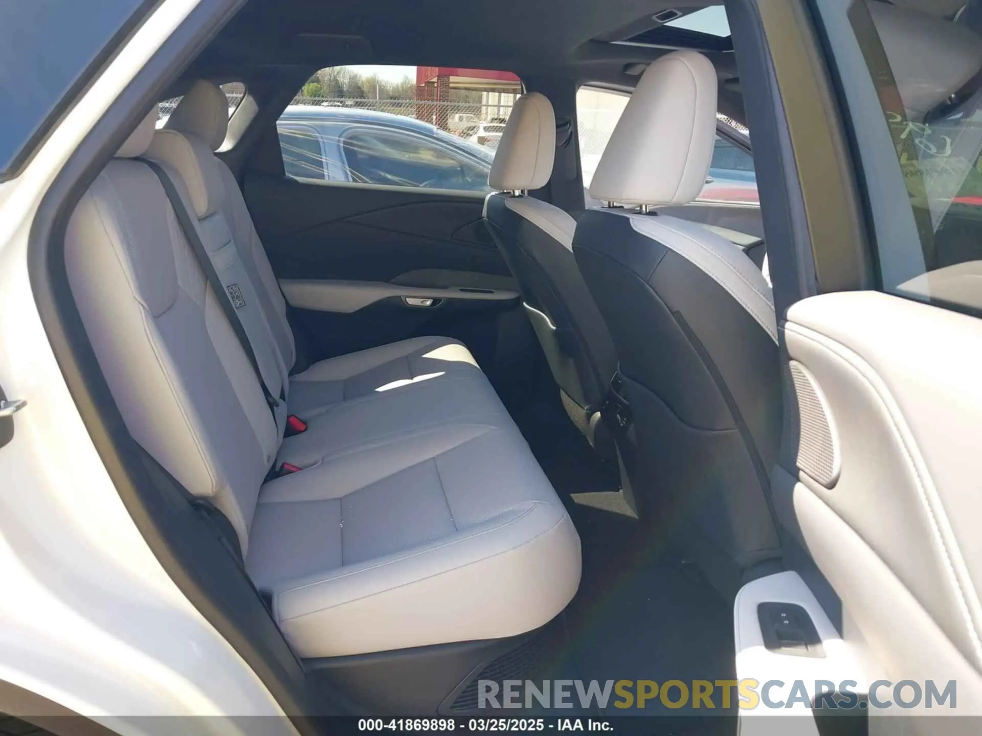 8 fotografías del automóvil dañado 2T2BBMCA7RC056983 LEXUS RX 350H 2024