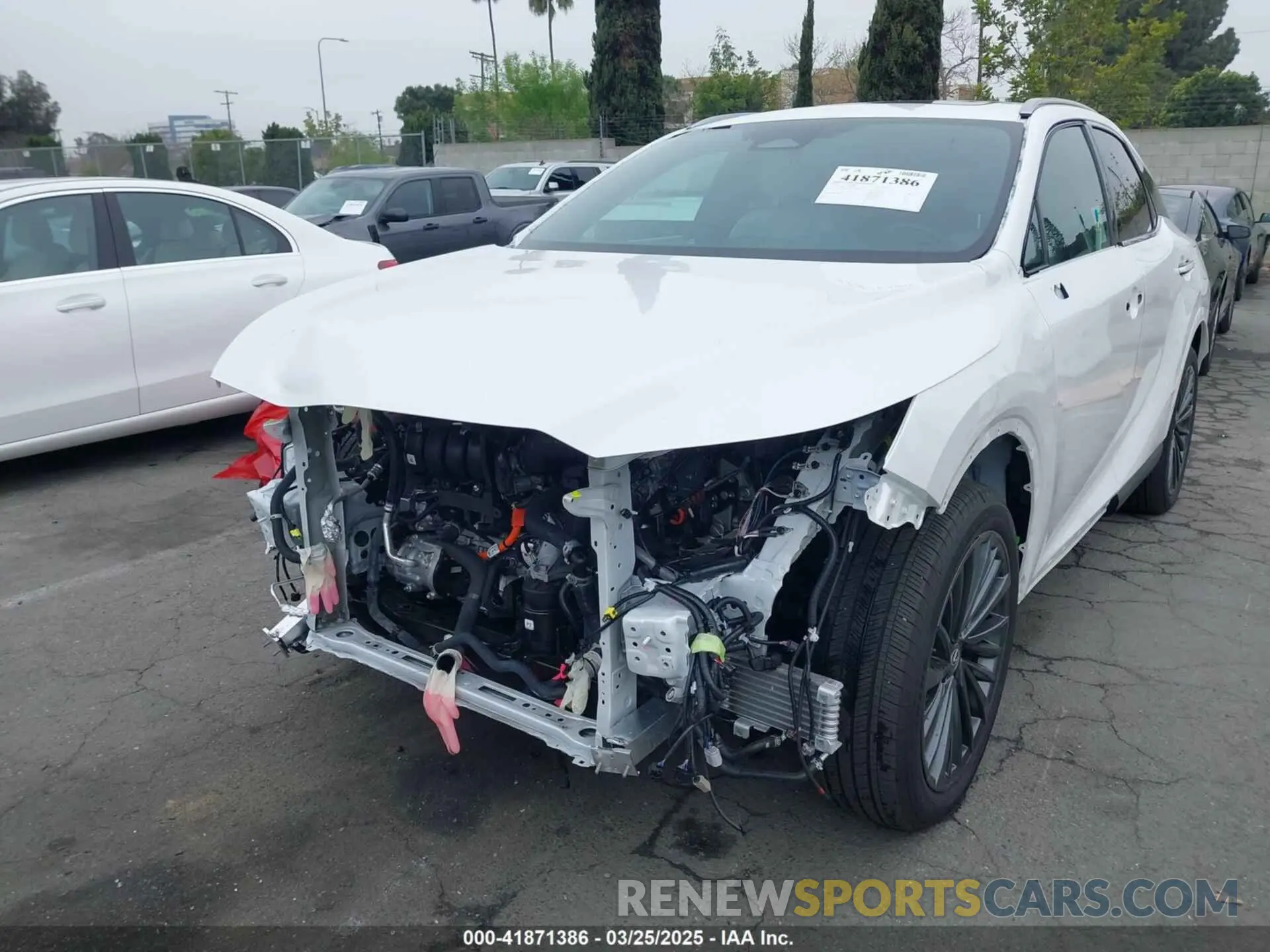 2 fotografías del automóvil dañado 2T2BBMCA7RC062332 LEXUS RX 350H 2024