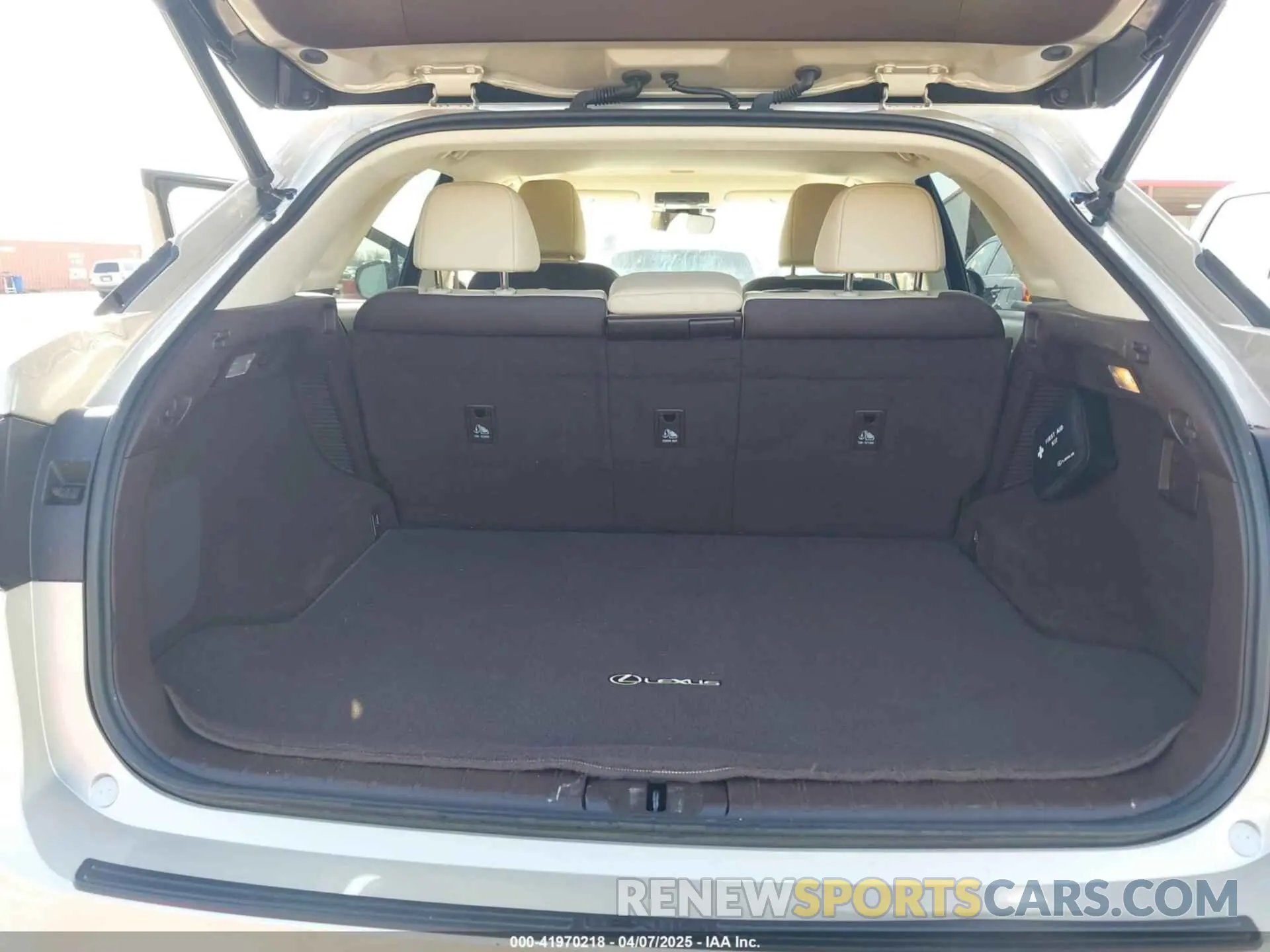 17 fotografías del automóvil dañado 2T2BGMCA3KC040061 LEXUS RX 450H 2019