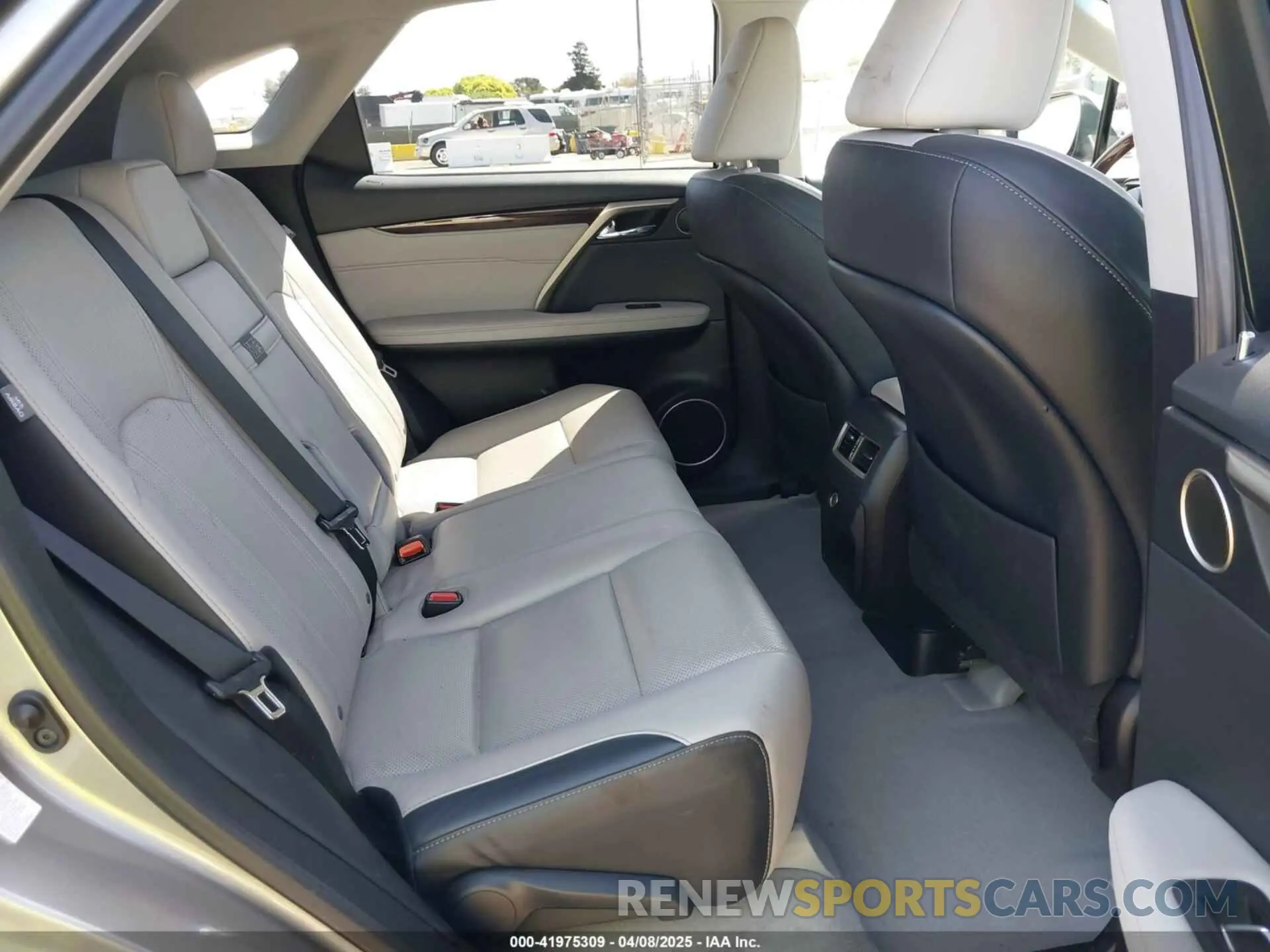 8 fotografías del automóvil dañado 2T2BGMCA4KC042885 LEXUS RX 450H 2019