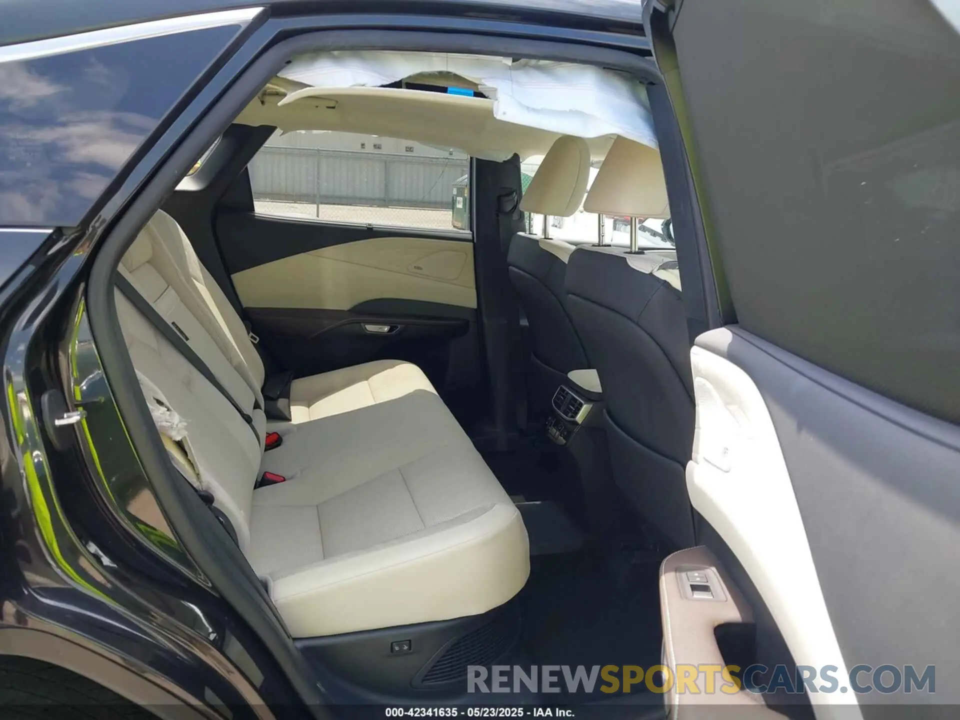 8 fotografías del automóvil dañado JTJCJMGA2R2011919 LEXUS RX 450H+ 2024