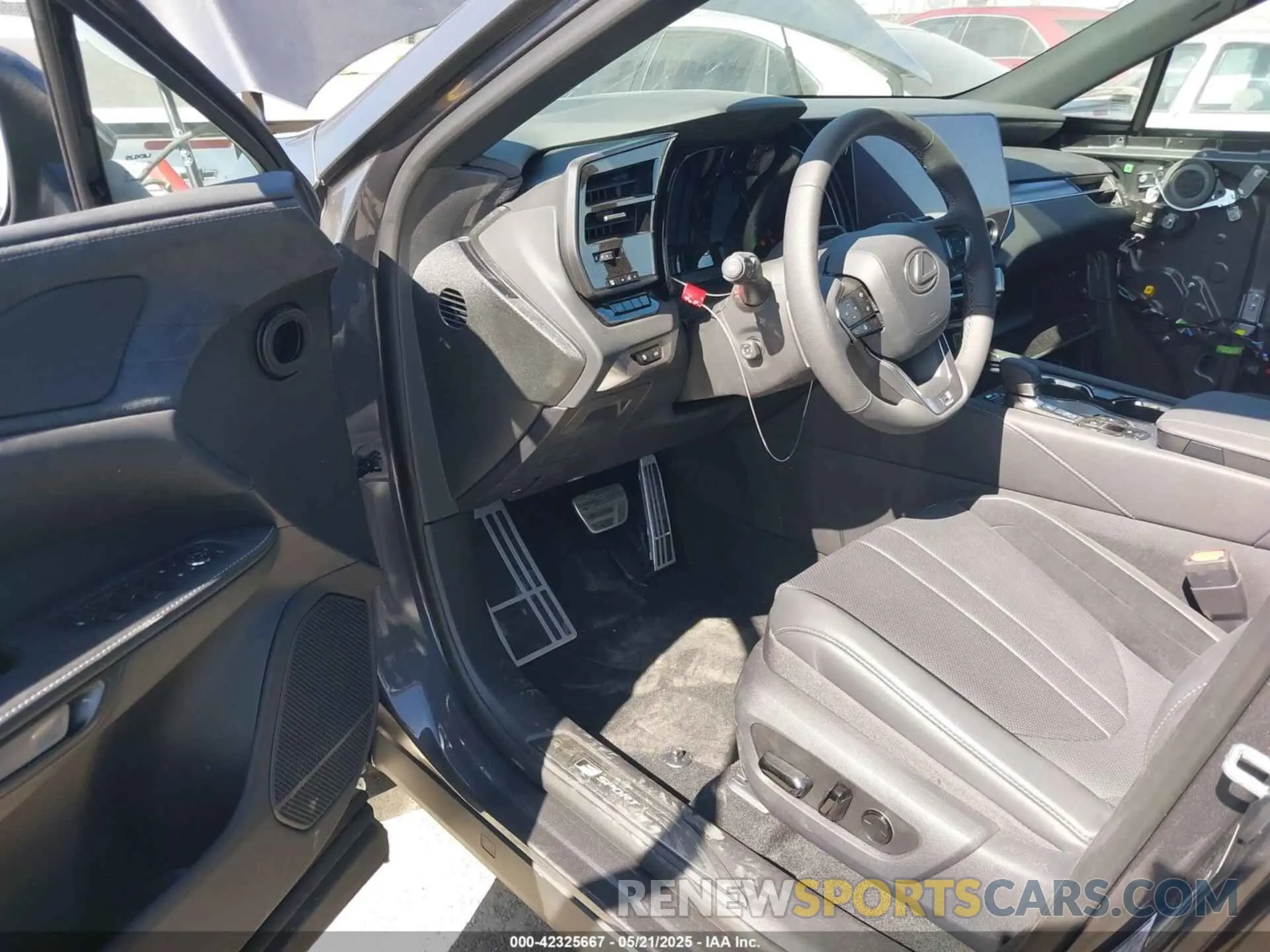 5 fotografías del automóvil dañado 2T2BCMEA1RC020345 LEXUS RX 500H 2024