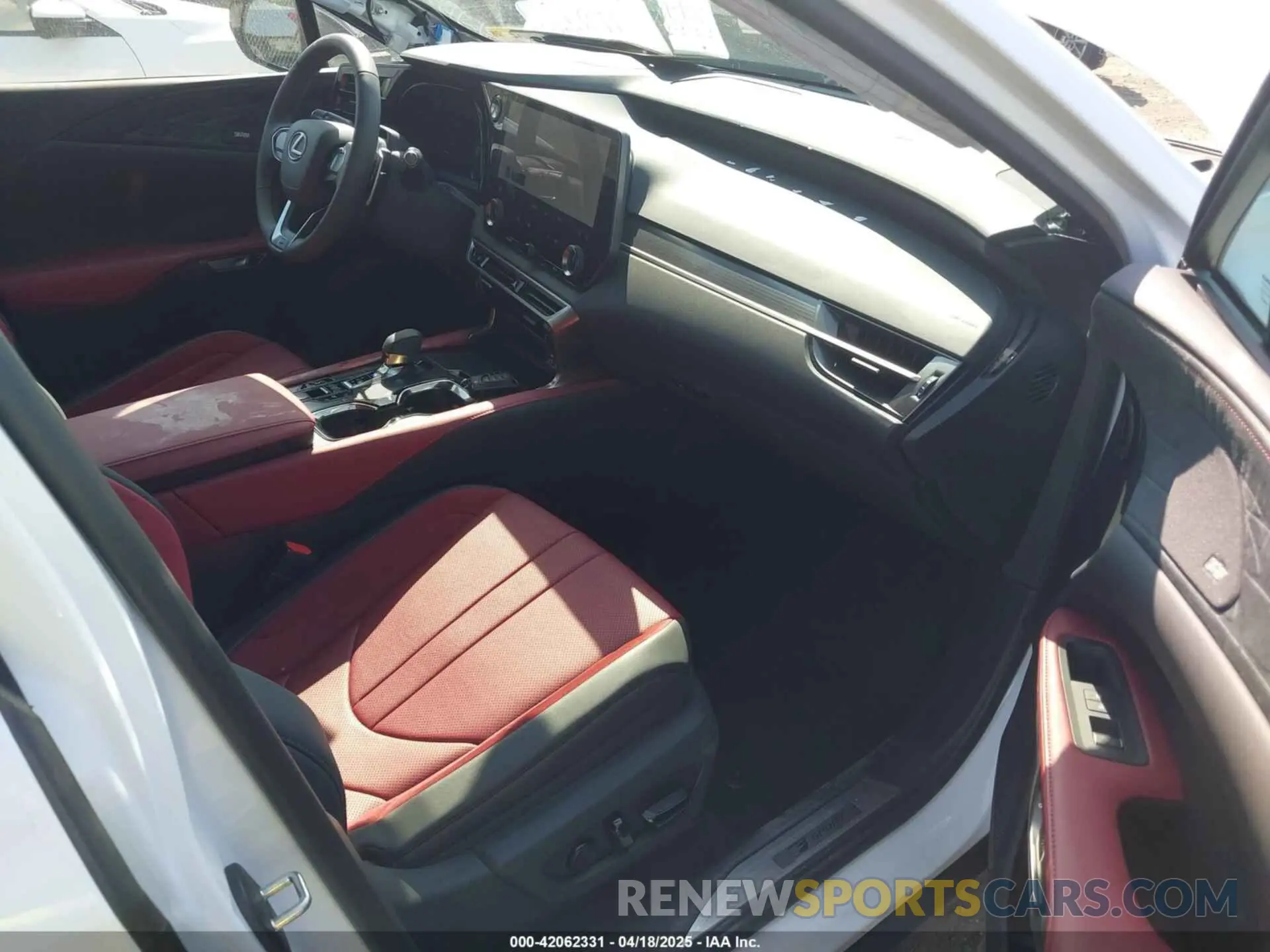 5 fotografías del automóvil dañado 2T2BCMEAXSC021242 LEXUS RX 500H 2025