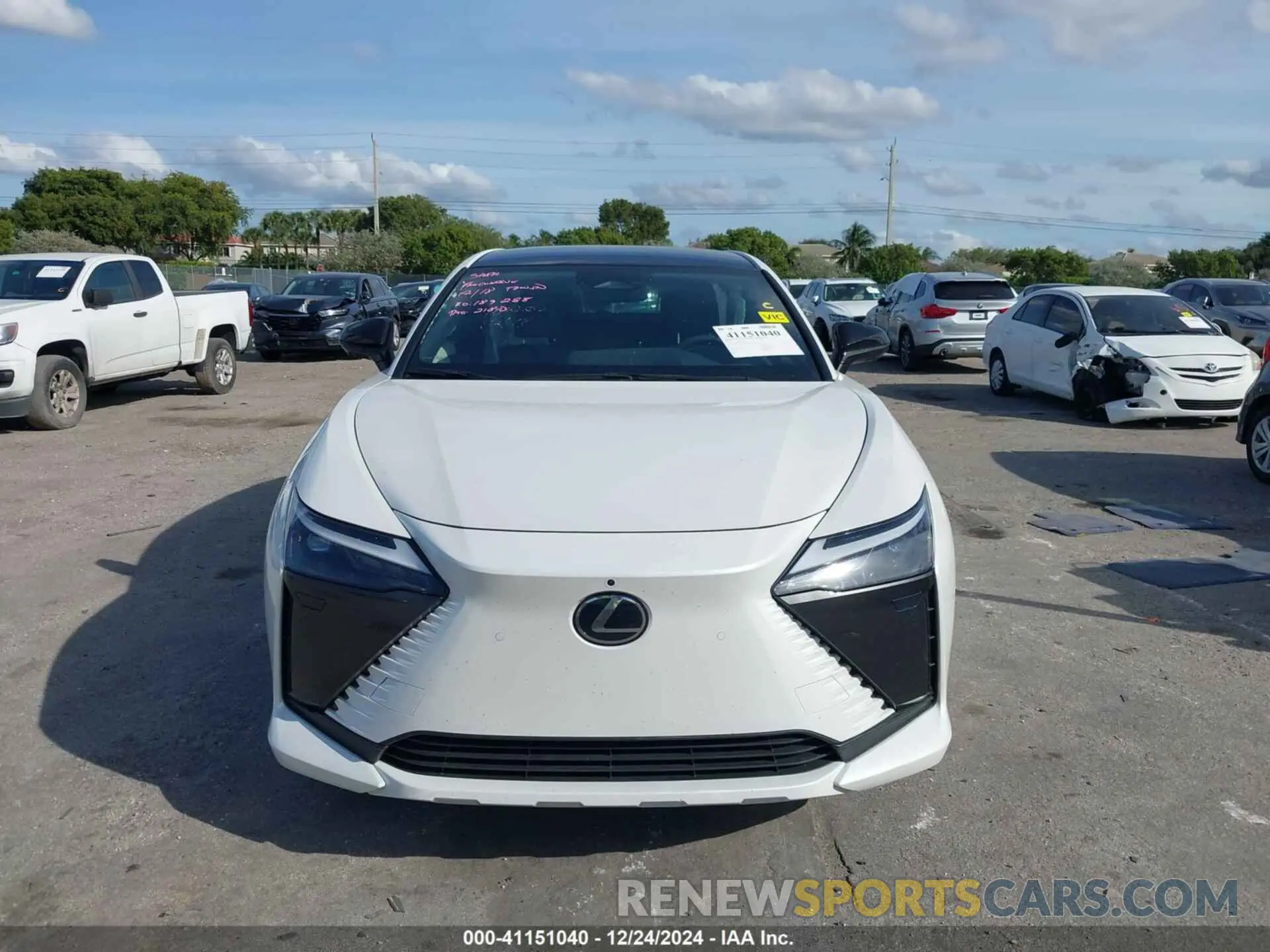 12 fotografías del automóvil dañado JTJABABB3RA002882 LEXUS RZ 300E 2024